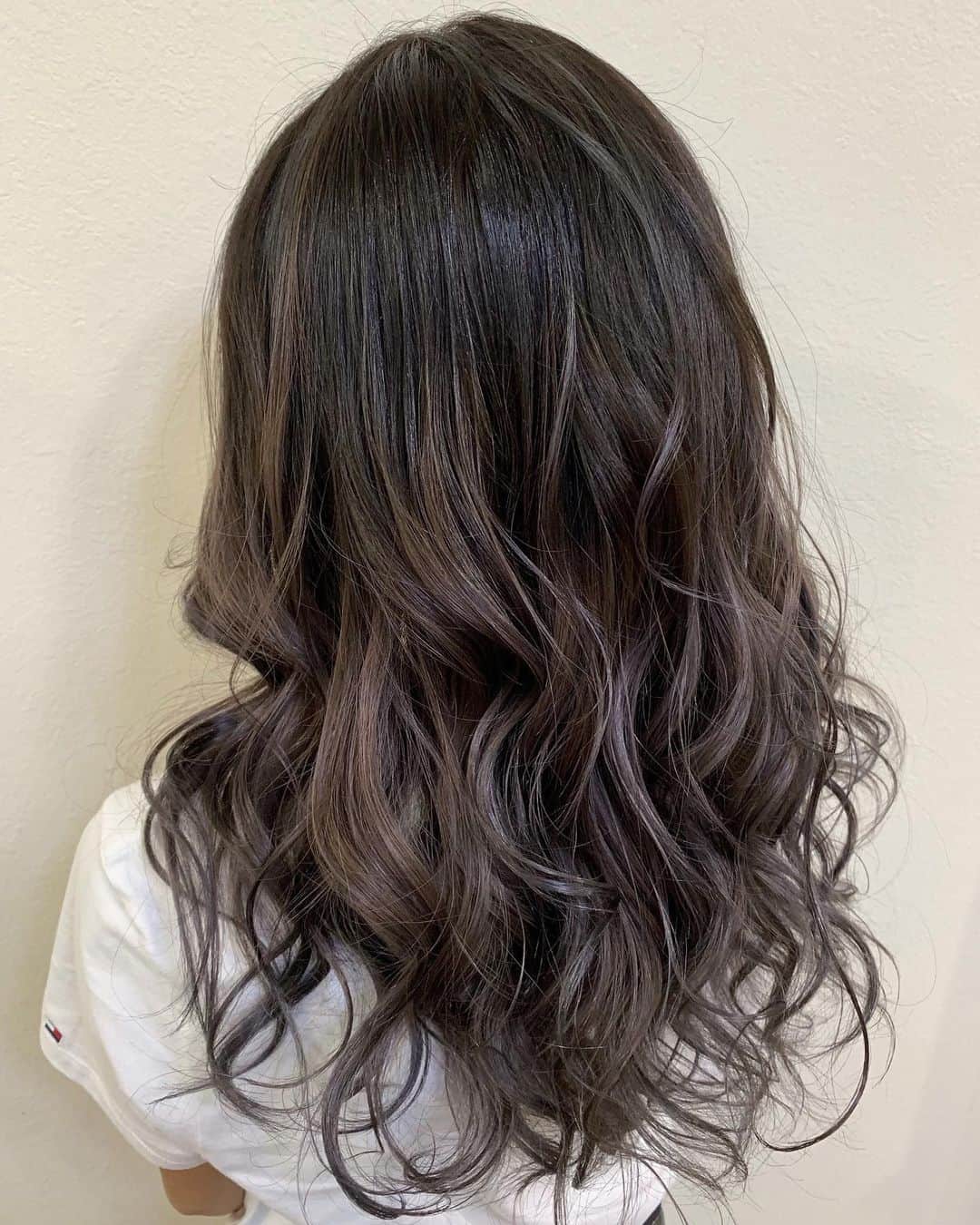 salon PRATiNO(サロンプラチノ)のインスタグラム：「. ✨グラデーションカラー✨. . ワンカラーに飽きた時は グラデーションカラーがオススメ❣️ 落ち着いた色のグラデーションカラーは エレガントな仕上がりになるので どの世代にもおススメです💗 巻くと髪に動きが出るので更に可愛くなります❣️ . . 【CLAVIS PRATINO】 ◇火曜日～土曜日 11:00～20:00 ◇日曜日 11:00～18:00 ※時間外はお問い合わせください。 愛知県名古屋市中区錦3-4-19石垣ビル７Ｆ ☎︎052-962-7017 . #hairstyle #hair #cornrow #braids #clavispratino #spiralperm #pratino #hairsalon #nagoya #haircolor #love #派手髪 #外国人風カラー #バレイヤージュ #グラデーション #コーンロウ #ブレイズ #スパイラルパーマ #特殊ヘア #ブラックヘア #美容室 #ヘアサロン #ヘアスタイル #ヘアカラー #クラビスプラチノ #名古屋 #栄 #錦」
