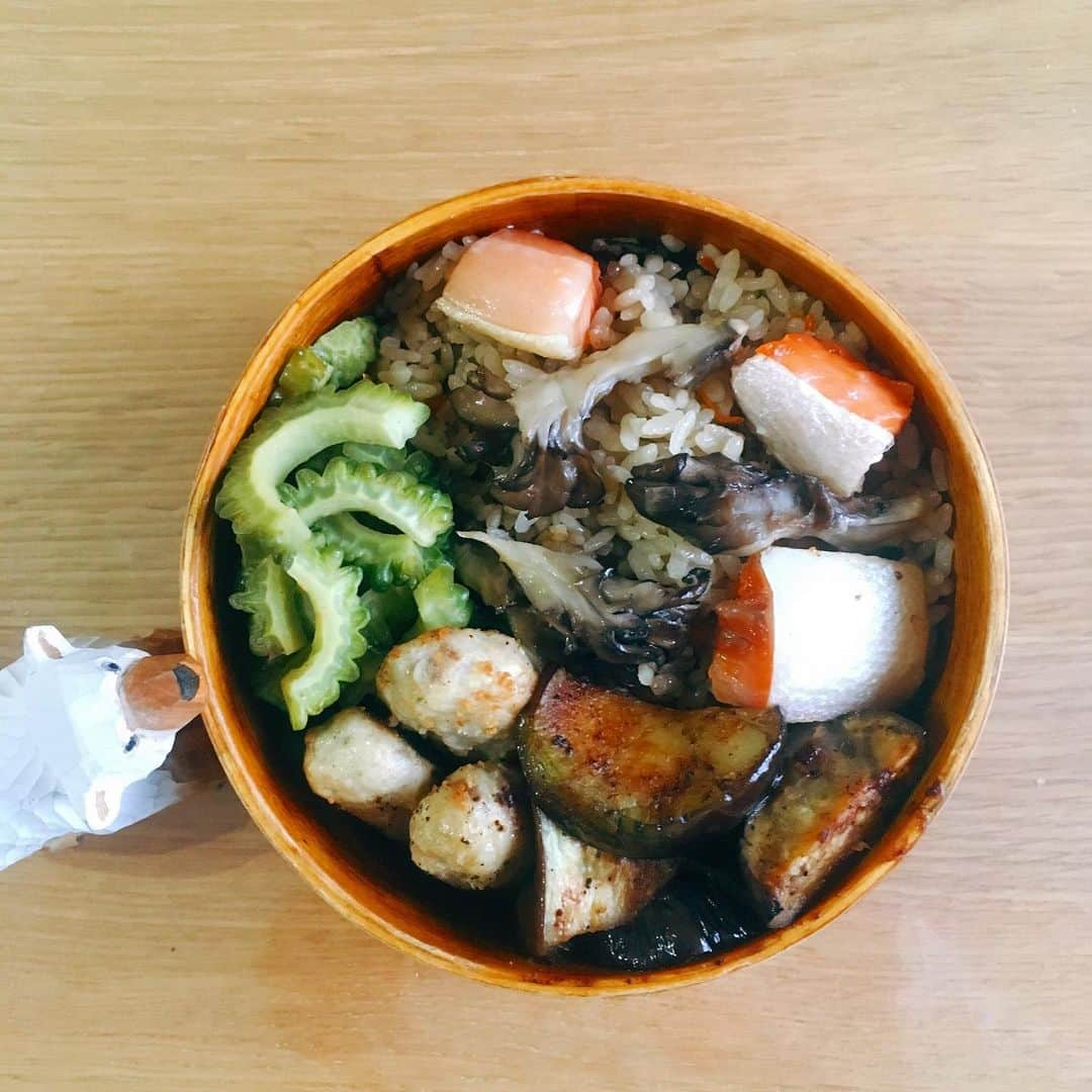 momoroさんのインスタグラム写真 - (momoroInstagram)「今日のお弁当。 キングサーモンと舞茸のはらこ飯、ゴーヤ梅ごま油和え、味噌焼きナス、豆腐とひき肉のつくね。 キングサーモンのハラスを別にグリルで焼いてきのこ炊き込みご飯の上に乗せてたら炊飯器の保温でしみ出てきた脂がお米に回って塩気と脂ですごく美味しかった。。ハラス切り身よりやすいしたまに贅沢飯になりそう。。 #お弁当#ももろ弁当」9月13日 7時25分 - momoro6666