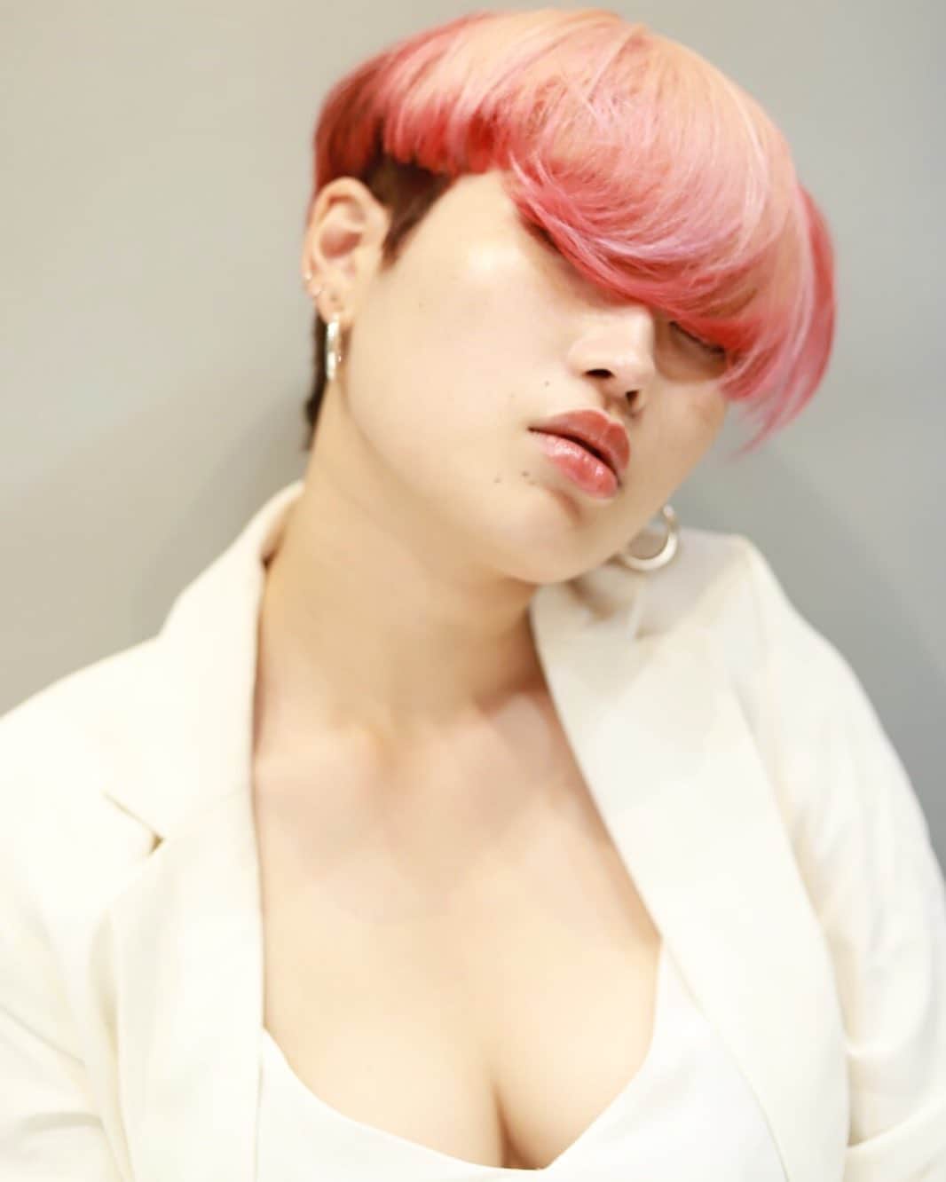 のインスタグラム：「おはようございます。 . . . #ショーモデル #撮影依頼募集中 #wellatrendvision #shooting #shorthair #ピンクアッシュ #sexybaby #白肌 #ゆるふわパーマ #ショートヘア #ベリーショート #サロンモデル #sunglasses #大人かわいい #アッシュ #ツヤ肌 #pinkhair #pop #ヘアアレンジ #シンプル #genderless #サロンスタイル #美容師さんと繋がりたい  #いいね返し #いいねした人全員フォローする #いいね返しは絶対 #followforfollowback #l4l #いいねした人で気になった人フォロー #fff」