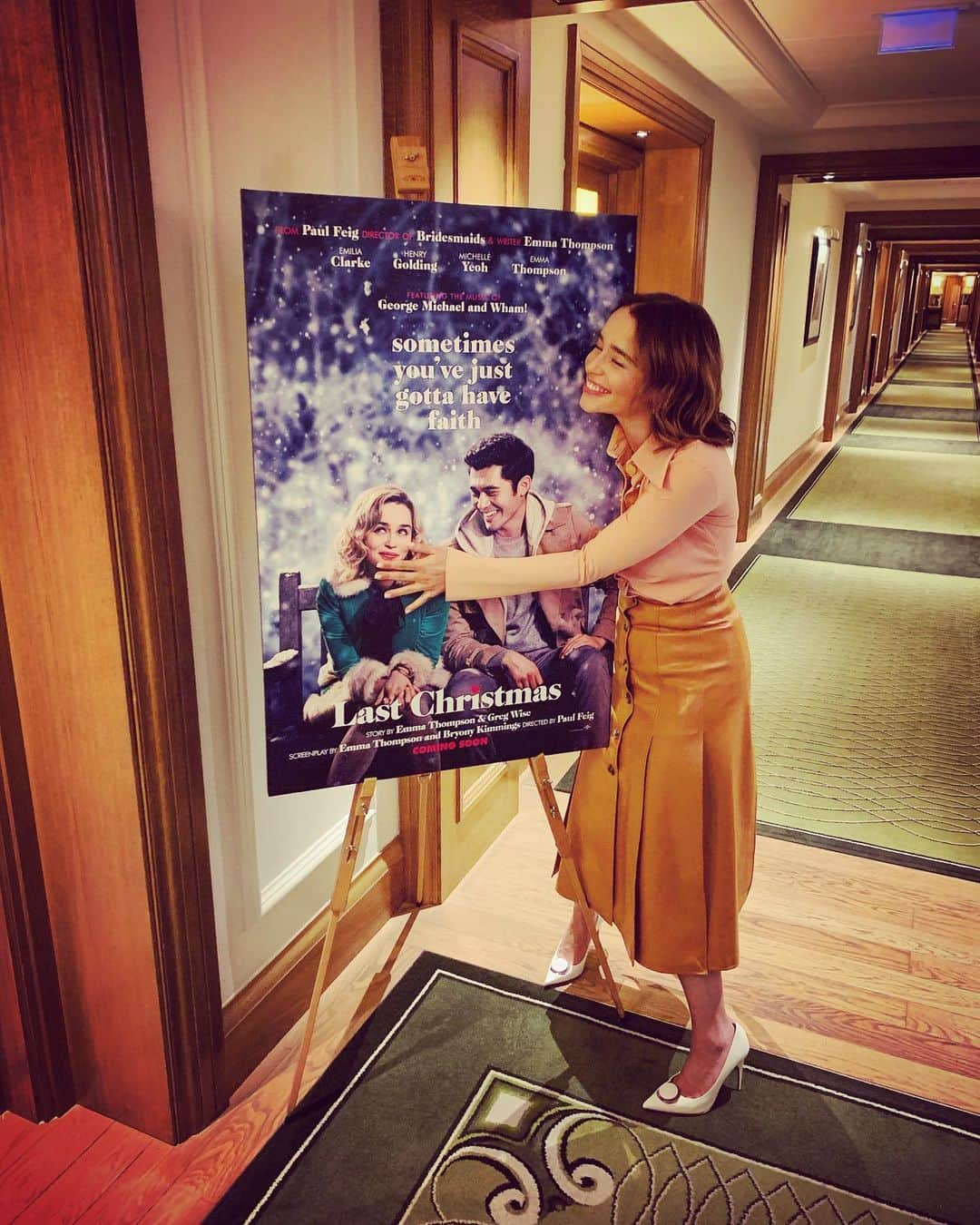 エミリア・クラークさんのインスタグラム写真 - (エミリア・クラークInstagram)「It’s so good you could squeeze it. (More specifically @henrygolding) @lastchristmasthemovie press tour coming to a chimney near you.... hold onto your stockings people.  #firstandlasttimeiwillstraddlemyownfaceipromise」9月13日 5時51分 - emilia_clarke