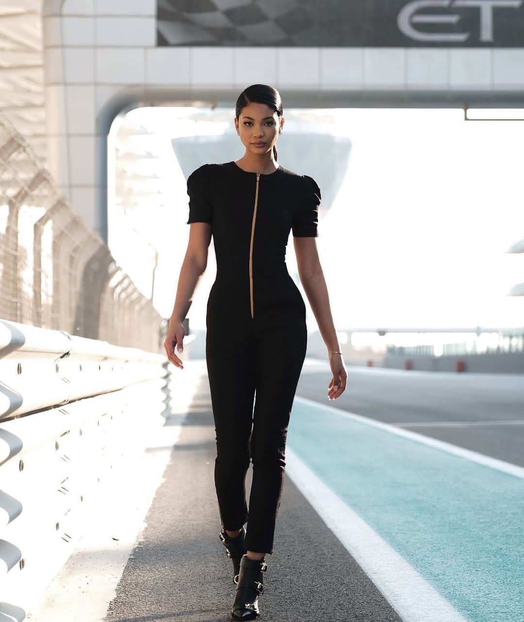 シャネル・イマンのインスタグラム：「Had one of the most amazing trips  shooting in Abu Dhabi thanks to  @etihadairways 🏁 Here’s to celebrating 3 years of flying in fashion! @prabalgurung  #AbuDhabiGP #formula1 #runwaytorunway #ChooseWell #tbt」