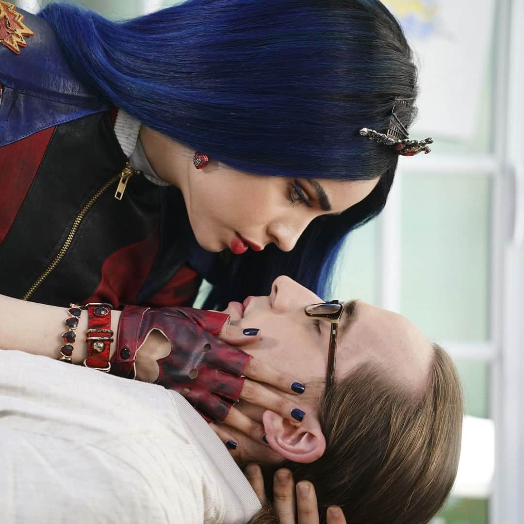 Disney Channelさんのインスタグラム写真 - (Disney ChannelInstagram)「Just one kiss 😘 #Descendants3」9月13日 6時00分 - disneychannel