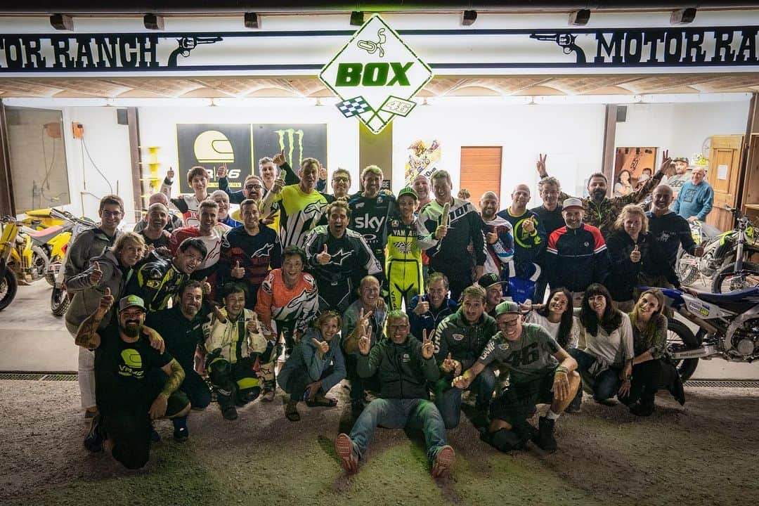 バレンティーノ・ロッシのインスタグラム：「Grandi traversi e tanto divertimento per la terza edizione dello Yamaha day al MotoRanch 📸 @camilss」