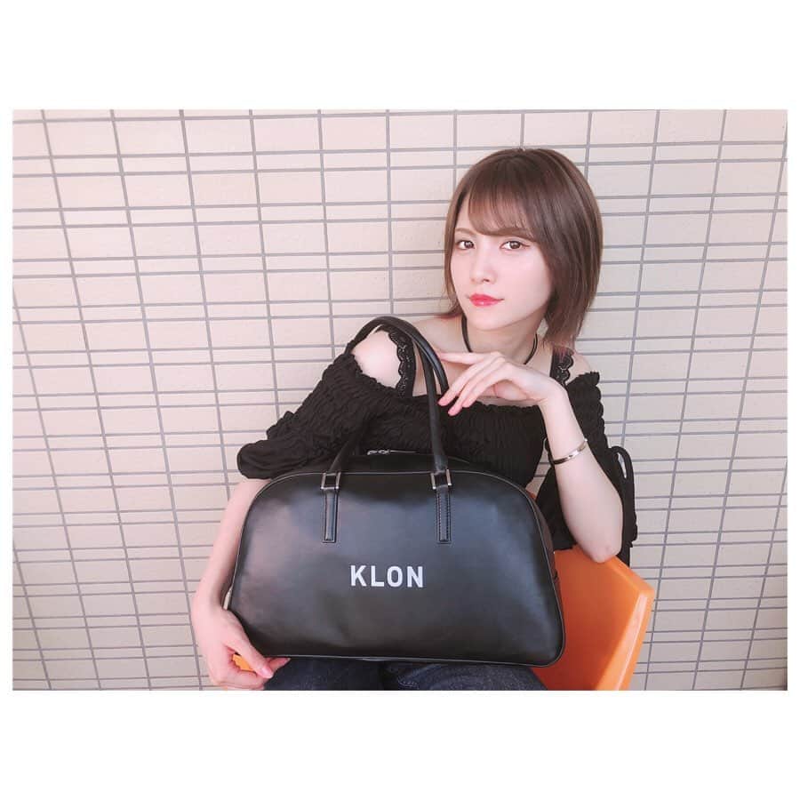 美沙玲奈のインスタグラム：「★ 一目惚れした @klon_klon_klon のバッグ👜 ちょっとしたお泊りの時だったり、荷物が少し多いなって時に大活躍🙌レザー生地でビシッとかっこいい✨ 他にも色んな形があってどれも可愛いから見てみて！ @klon.rakuten のページでクーポンGET🐾  #klon  #black #bag #razor #レザーバッグ #cool」