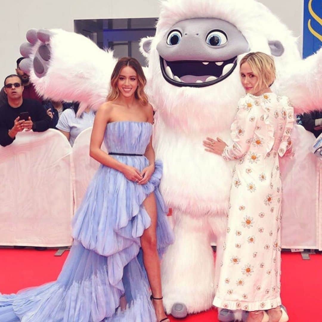 のインスタグラム：「Soooo I’m gonna be totally honest, I’ve been a HUGE fan of @mssarahcatharinepaulson for a while now, so when I heard she was doing @abominablemovie I freakedddd out! However, due to the nature of animation, we never actually met until we were on the red carpet in front of all the cameras. And GUYS, lemme tell ya, I did nottttt play it cool. I got so excited/nervous that I awkwardly FULL ON held her hand about 2 seconds after meeting her. Because I love her. And my normal human instincts make no sense. That being said she was sooo sweet and lovely and awesome, even with my awkward hand holding self. So, anyway, love her even more now, which seemed impossible, but turns out it wasn’t! >>> Swipe to see me holding her hand like it’s prom. Again, she’s amazing. P.S. go see @abominablemovie out Sept. 27th 🥰」