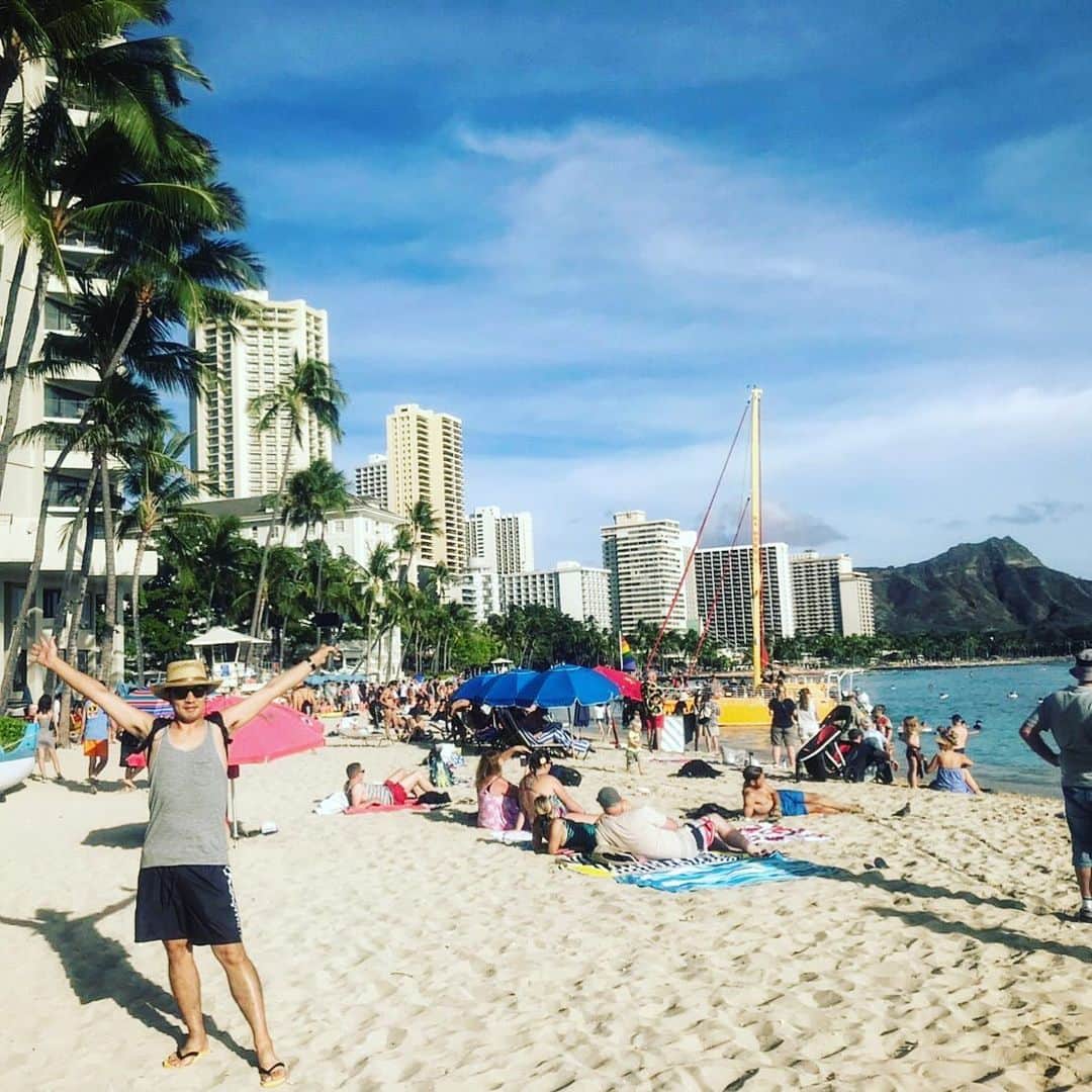 宇野剛史のインスタグラム：「ワイキキビーチ⛱ ダイアモンドヘッドと⛰  #初ハワイ #悪くない #アロハ」