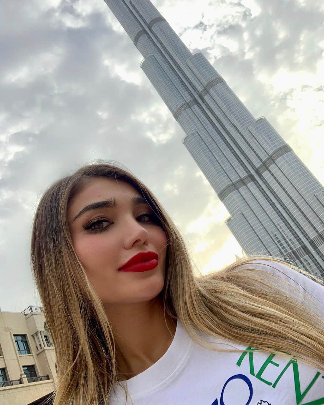 KaThE ArOcAさんのインスタグラム写真 - (KaThE ArOcAInstagram)「Pienso que todos estamos destinados a ser lo que atraemos con nuestra mente...Tu Crees en el destino? 🧠🙌🏻❤️💫 #dubai #burjkhalifa ✨」9月13日 6時21分 - kathearoca