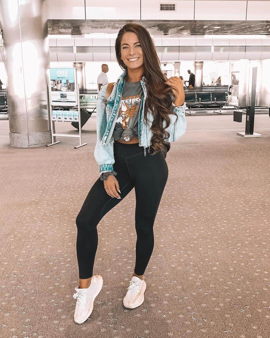 Paige Reillyさんのインスタグラム写真 - (Paige ReillyInstagram)「Off to Vegas ✈️⁣ ⁣ Been a little MIA this week because I’ve been busy with my challenge girls (they’ve been absolutely crushing it, I’m so happy & PROUD) and I’ve been tryin to prepare for this trip AHHHH!!⁣ ⁣ I’m so freaking excited for an incredible weekend in Vegas with my @balanceathletica family & meet so many of you 🥰❤️ Cannot even express how thankful I am for this opportunity 🙏🏻⁣ ⁣ Who’s going to be in Vegas this weekend!? 👇🏻👋🏻⁣ ⁣ #IFBBPro #VegasBound #BalanceAthletica #PopUpShop #OutfitTagged #AirportPicz」9月13日 6時27分 - paigereilly