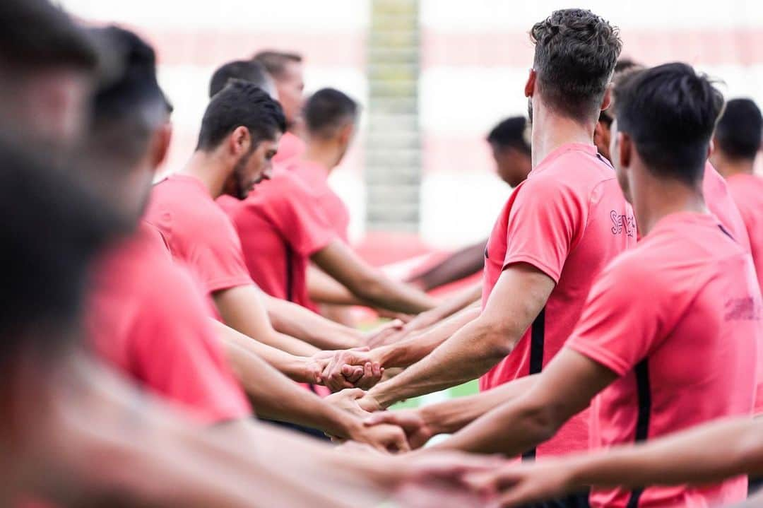 セビージャFCさんのインスタグラム写真 - (セビージャFCInstagram)「Todos juntos a por los tres puntos 💪🏻⚪️🔴 #AlavésSevillaFC #WeareSevilla #vamosmiSevilla」9月13日 6時29分 - sevillafc