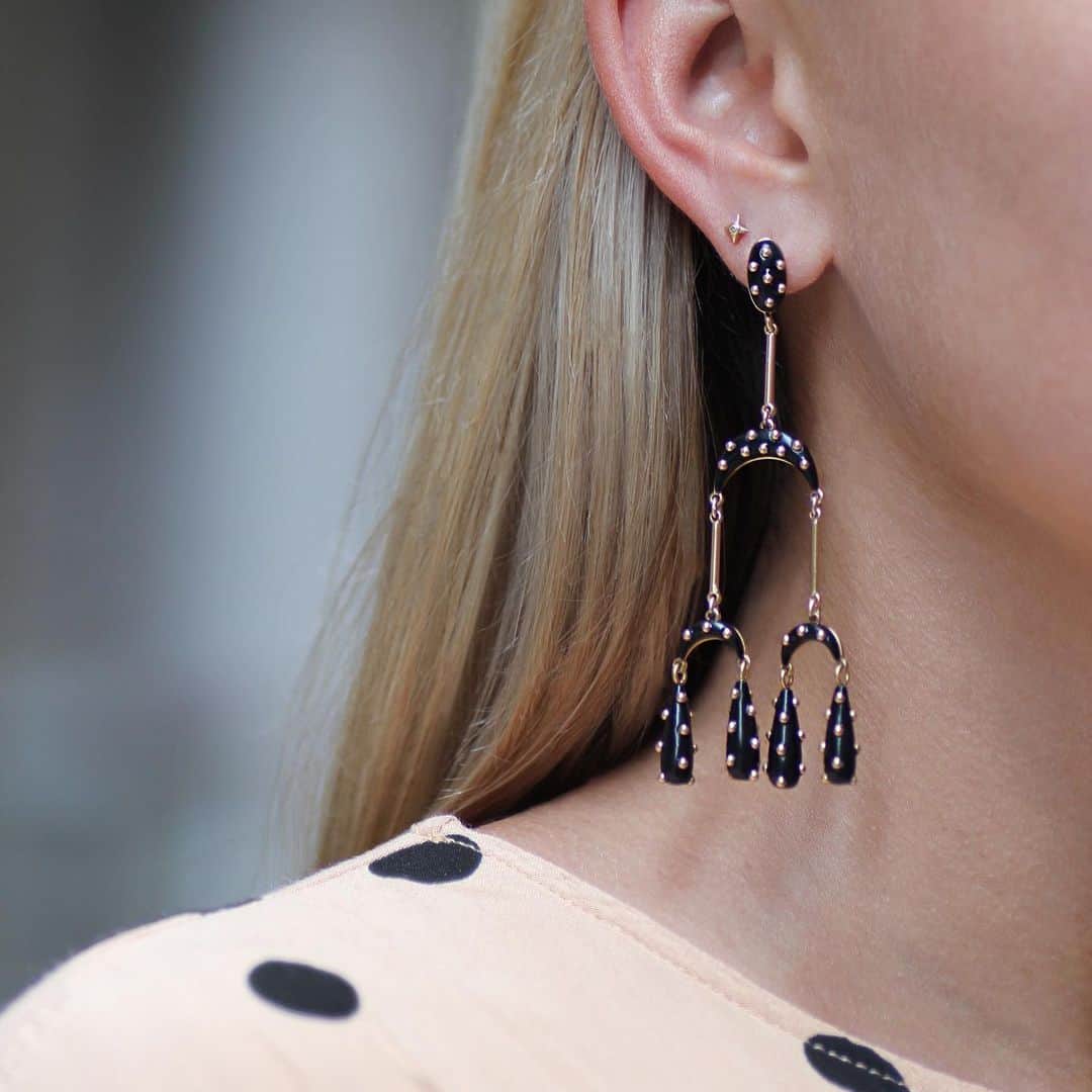 ルル フロストのインスタグラム：「Statement-making stunners or modern + minimal. We’ve got earrings for everyone. All 25% Off during our Friends + Family Sale going on NOW. Shop via link in bio. #lulufrost」