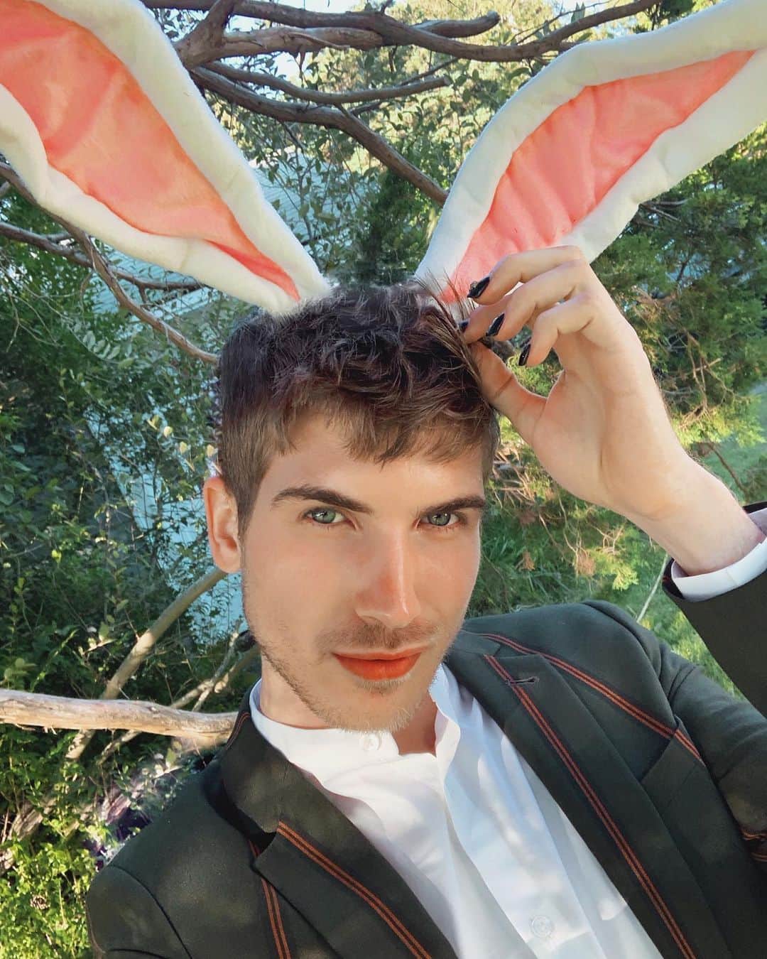 ジョーイ・グレーセッファのインスタグラム：「Do I have your attention?! 🐰 If you wanna play make-believe with me at an exclusive private Murder Mystery dinner next week hosted by yours truly…to enter this giveaway make sure you follow @themurdermysterycompany and tag your friends here in the comments for the chance to win! They are the best in mystery entertainment so you know this night is gonna be a night to remember! #ad • • • • To be eligible to win you must be at least 16 years old and living in California. Winner does get a plus one. No purchase necessary. Giveaway will end on September 16 at 11:59pm PTS. Winners will be chosen at random and contacted through DM on September 17 #ad 🐰」