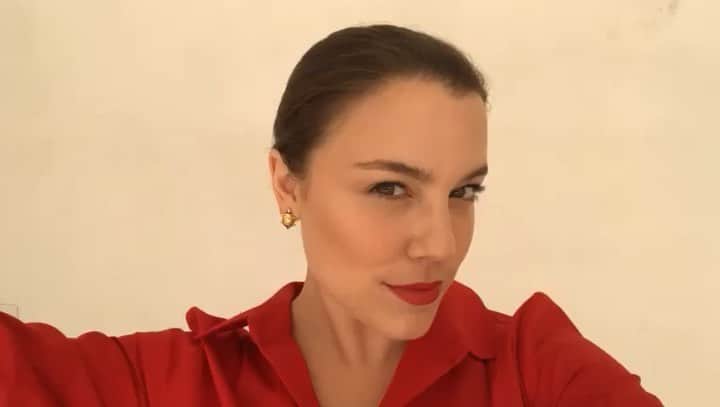 Alice Wegmannのインスタグラム：「Desde pequena me perguntam: “ô Alice, você não tem vergonha não, é?”. Depois de um tempo me reprimindo, pensando demais no que os outros podiam achar, hoje me sinto muito mais livre, leve e firme nas minhas decisões pra exercer a minha verdade e a minha autenticidade sem me preocupar tanto com o que julgam de mim. Eu sou um montão de coisa, não gosto de ser colocada em caixinhas. Gosto de mudar. E hoje sou tudo isso e ainda tô cheirosa! Kkkkk isso por causa da nova fragrância da Natura, o Luna Rubi. Tem um timaço de mulheres sem-vergonha por aí, compartilha com a gente porque você também é uma mulher sem vergonha 🤸🏼‍♂️♥️🥊 #VivaSemVergonha #NovoLunaRubi @naturabroficial #publi」