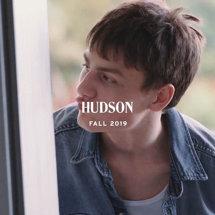 ハドソンのインスタグラム：「We could all use a little more blue. #HudsonJeans」