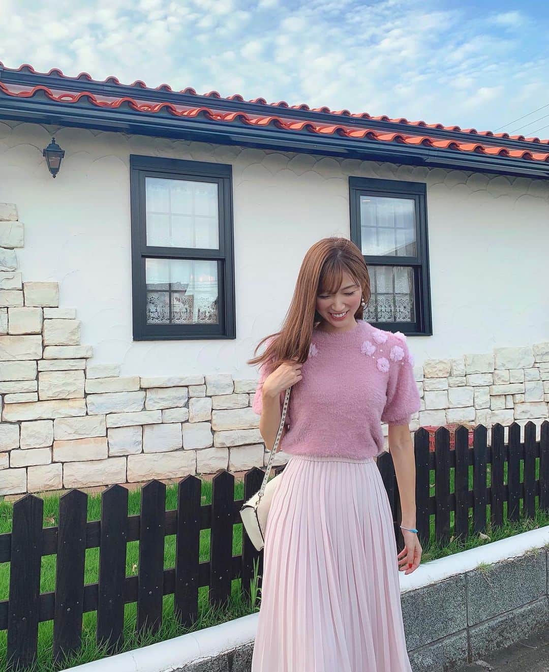 のインスタグラム：「おはようございます✨昨日の夜からクーラーいらないくらい涼しいですね☺️ 私が着てるのは9/12から発売になった @miia_official のラブミーフラワーニット💓 お客さんの投票で販売が決まったニットと言うだけあって可愛すぎるっ🥺💓 スカートに薄いピンクを持ってきて甘くコーディネートしてみました💓こういう時は小物も白でまとめるよ💓 . . . #miia #ミーア #fashion #ootd #ニット #pink #ピンク #ラブミーフラワーニット」