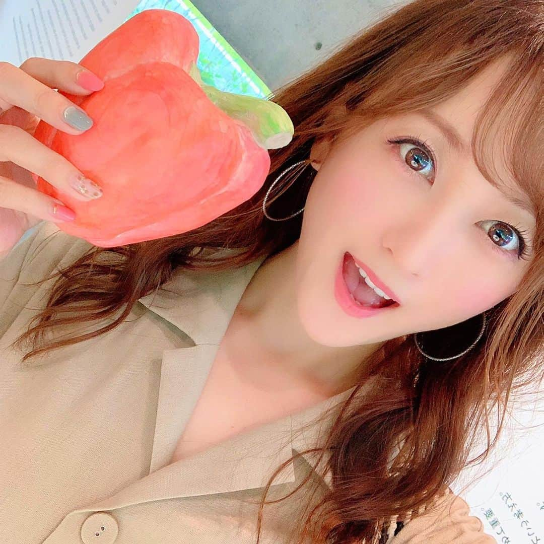 小松彩夏さんのインスタグラム写真 - (小松彩夏Instagram)「﻿ 2019年9月12日（木）- 2019年9月23日（月・祝）六本木ミッドタウンにて開催されている『ミツカンZENB』( @zenb_japan )のイベントに一足早く参加してきました😄﻿ ﻿ 人がまだ気づいていない野菜のぜんぶについて、野菜が持っている機能美から栄養、おいしさまでデザインの視点で切り取った「ZENB」の世界観が体験出来ます🌽🥕﻿ ﻿ 実はジュニア野菜ソムリエの資格をもっているのですが、まだまだ知らないことが沢山あるなーと勉強にもなりました📝﻿ ﻿ 野菜の普段食べずに捨ている部分まで可能な限りまるごといただく、ZENB商品を試食させて頂きましたが、本当に濃厚で美味しかったです😊🌽﻿ ﻿ 野菜が苦手な方も、野菜が好きな方も楽しめるイベントだと思います😄💕﻿ ﻿ 入場無料で商品の試食や販売もしているので是非、足を運んでみてくださいね☺️﻿ ﻿ 私は六本木ミッドタウンのガーデンの雰囲気が好きなので、ミッドタウンを楽しみながらお散歩がてら立ち寄るのがオススメ✨﻿ ﻿ 会場：六本木ミッドタウン21_21 DESIGN SIGHT ﻿ 開館時間：10:00 - 19:00﻿ 入場料：無料﻿ ﻿ http://www.2121designsight.jp/gallery3/vegetables_and_design/﻿ ﻿ #21_21designsight #野菜とデザイン展 #野菜とデザイン #ZENB #ゼンブ #新感覚野菜 #野菜大好き #野菜不足 #pr #ZENB @zenb_japan」9月13日 7時12分 - official_ayaka_502