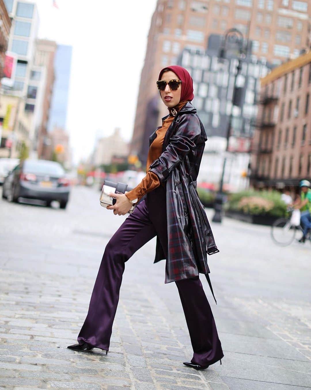 エリータハリさんのインスタグラム写真 - (エリータハリInstagram)「@hautehijab turned heads and lenses strutting into our SS20 #NYFW runway show styled in our #ElieTahari Anna pant and plaid Natania coat.」9月13日 7時14分 - elietahari