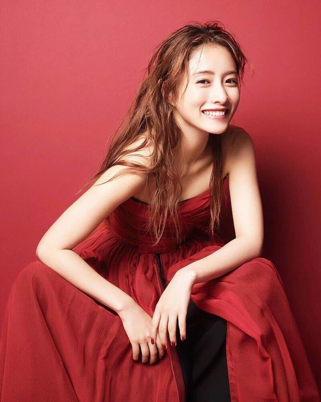 のインスタグラム：「. . 腕が細い！！ . . #ishiharasatomi #satomiishihara  #石原さとみ #いしはらさとみ」