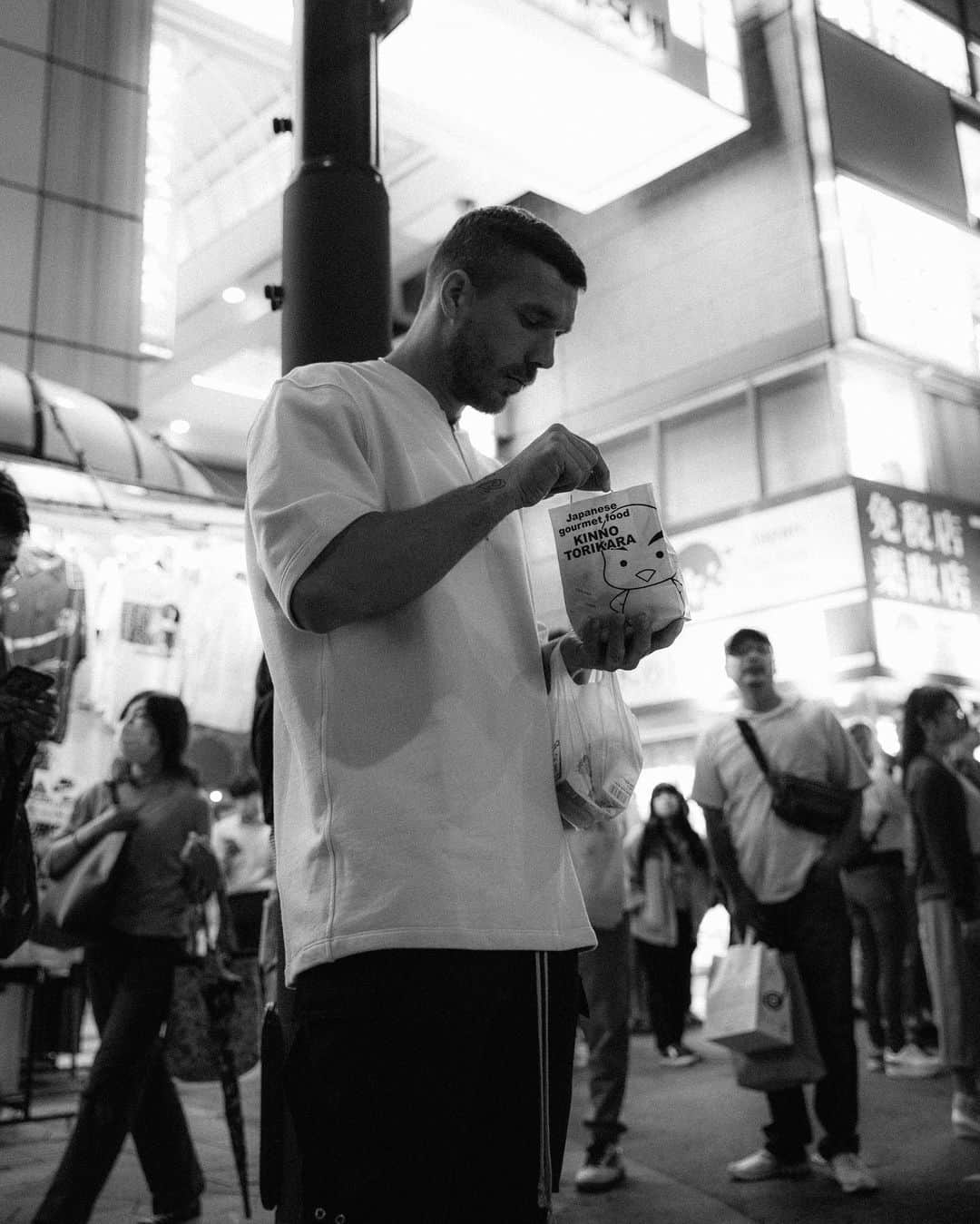 ルーカス・ポドルスキさんのインスタグラム写真 - (ルーカス・ポドルスキInstagram)「Last name hungry. First name always. 😉🍗🇯🇵 #foodlover #streetfood #japan」9月12日 22時18分 - lukaspodolski