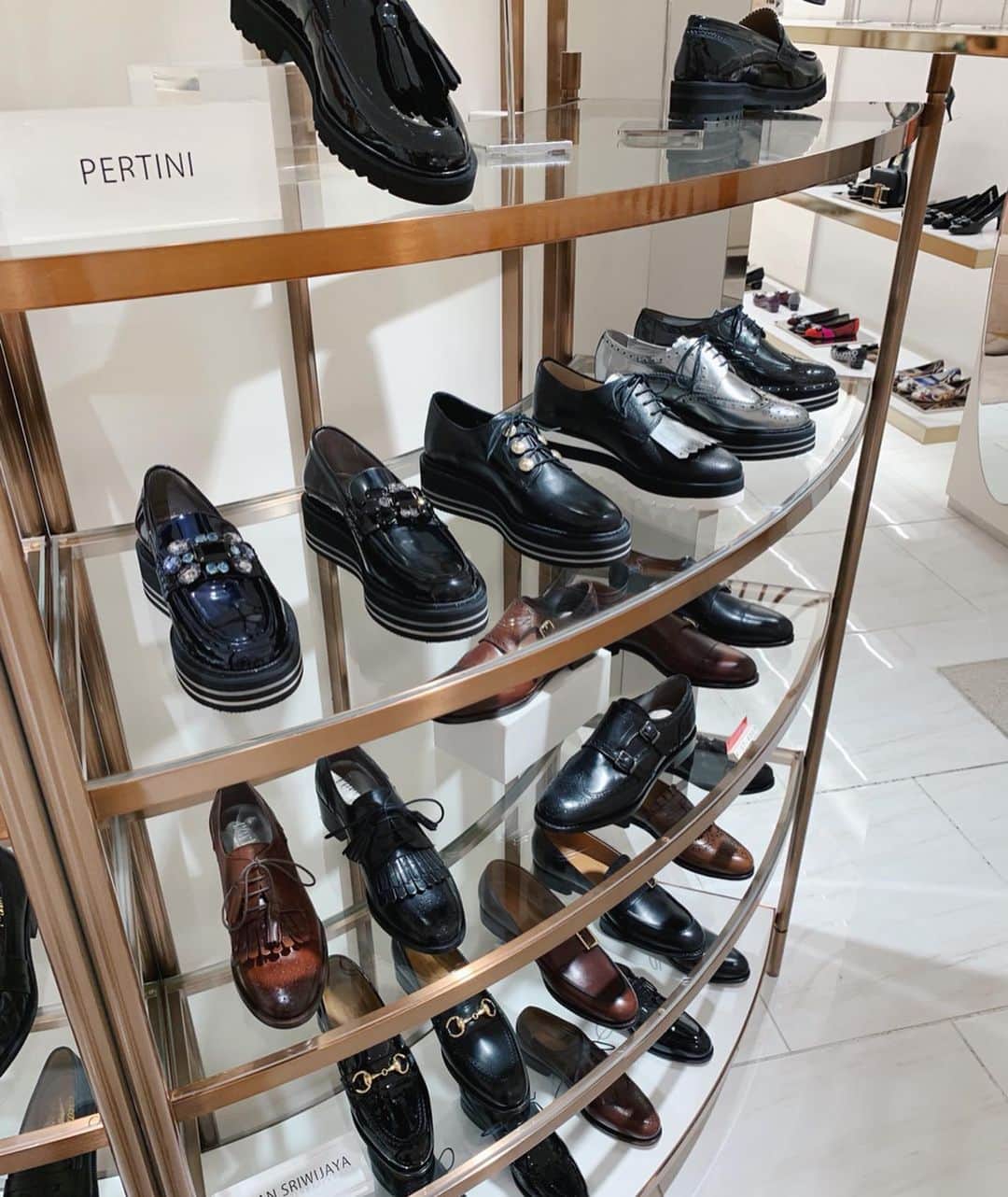 清水せれなさんのインスタグラム写真 - (清水せれなInstagram)「伊勢丹新宿店婦人靴売り場リニューアルイベントへ👟﻿ @isetanshoes  ラグジュアリーからカジュアルまでなんでもあるので、﻿ どんな靴が似合うか迷ったらとりあえずここにくればok😌﻿ 5000種類以上あるらしいです😮！ ﻿  私が気になったのは、ローファーなどのドレスシューズ。デニムに合わせたい〜🥺﻿ また今度ゆっくりきてみます✌️👟﻿ ﻿ ﻿ #PR#isetan ﻿ #isetanshinjyuku﻿ #shoephoria﻿ #伊勢丹﻿ #伊勢丹新宿店﻿ #新宿伊勢丹#isetanshoes﻿ #足元倶楽部#あしもとくらぶ#靴#シューフォリア」9月12日 22時19分 - serena0927_