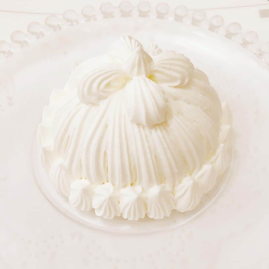 藤井祥子のインスタグラム：「. 食べてみたい💭と思いつつ数年経ってしまっていた、麗しのマロンシャンテリーとの邂逅🦢 東京會舘系列の如水会館のカフェで頂きましたが、建物も趣あって良かったなぁ☕️◎」
