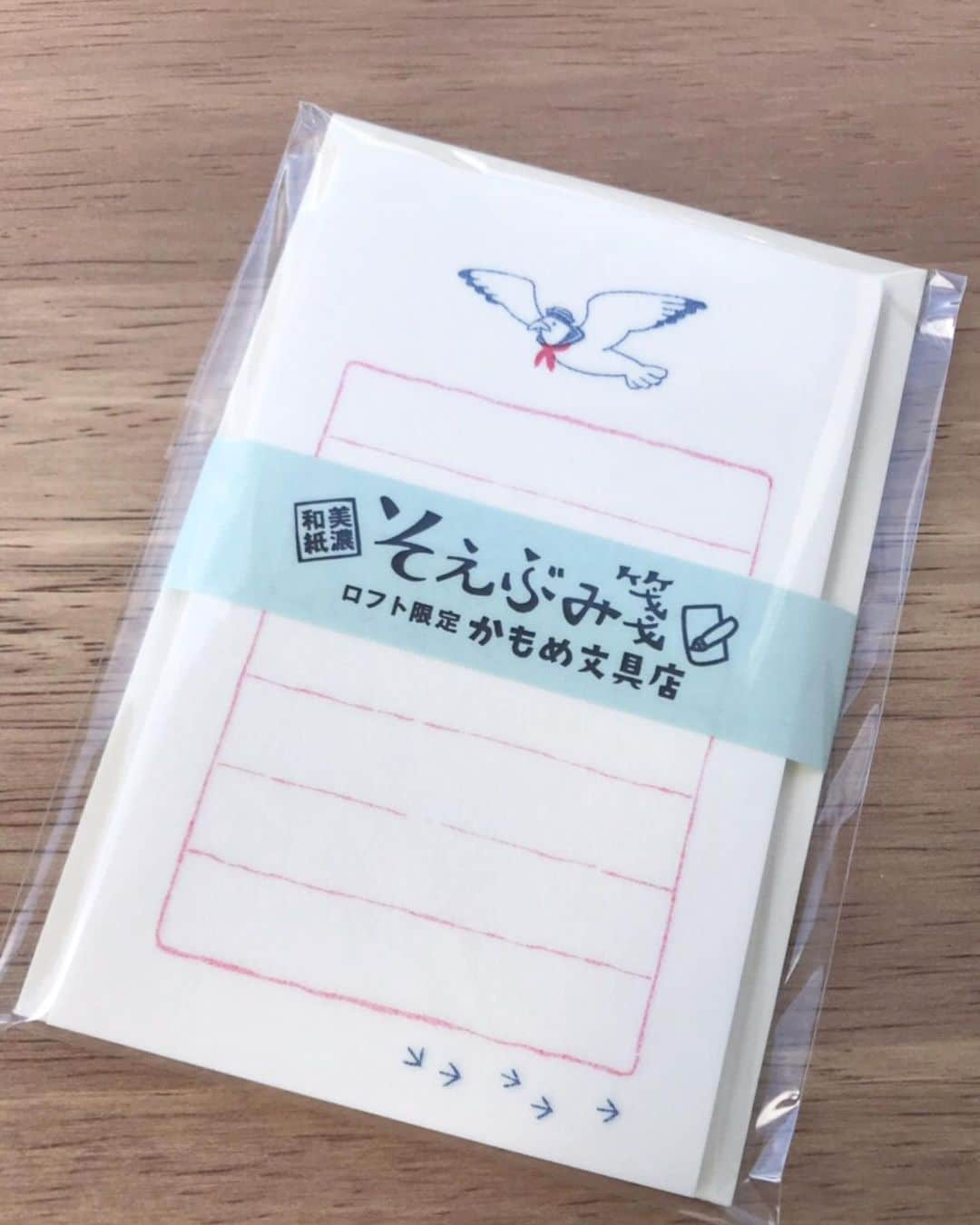 古川紙工株式会社さんのインスタグラム写真 - (古川紙工株式会社Instagram)「ロフト横浜店にて、かもめ文具店が開店しました〜🏄‍♂️ ロフト横浜店限定のそえぶみ箋も作っていただきました(^^)！罫線の赤とかもめの足跡👣が可愛い💕  ほかのメーカーさんの限定品も可愛い😍  行くっきゃない！  #かもめ文具店 #横浜ロフト#営業k  #急に秋やん」9月12日 22時22分 - furukawashiko