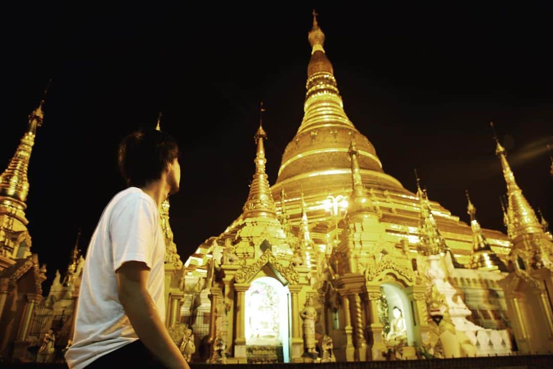 のインスタグラム：「昼の顔と夜の顔。ミャンマーのヤンゴン市内にある、シュエダゴンパゴダ🇲🇲おススメです！  #ミャンマー #シュエダゴンパコダ #ヤンゴン #夜景 #仏教 #インスタ映え #インスタ映えスポット #myanmar #yangon #shwedagon #shwedagonpagoda #instagood」