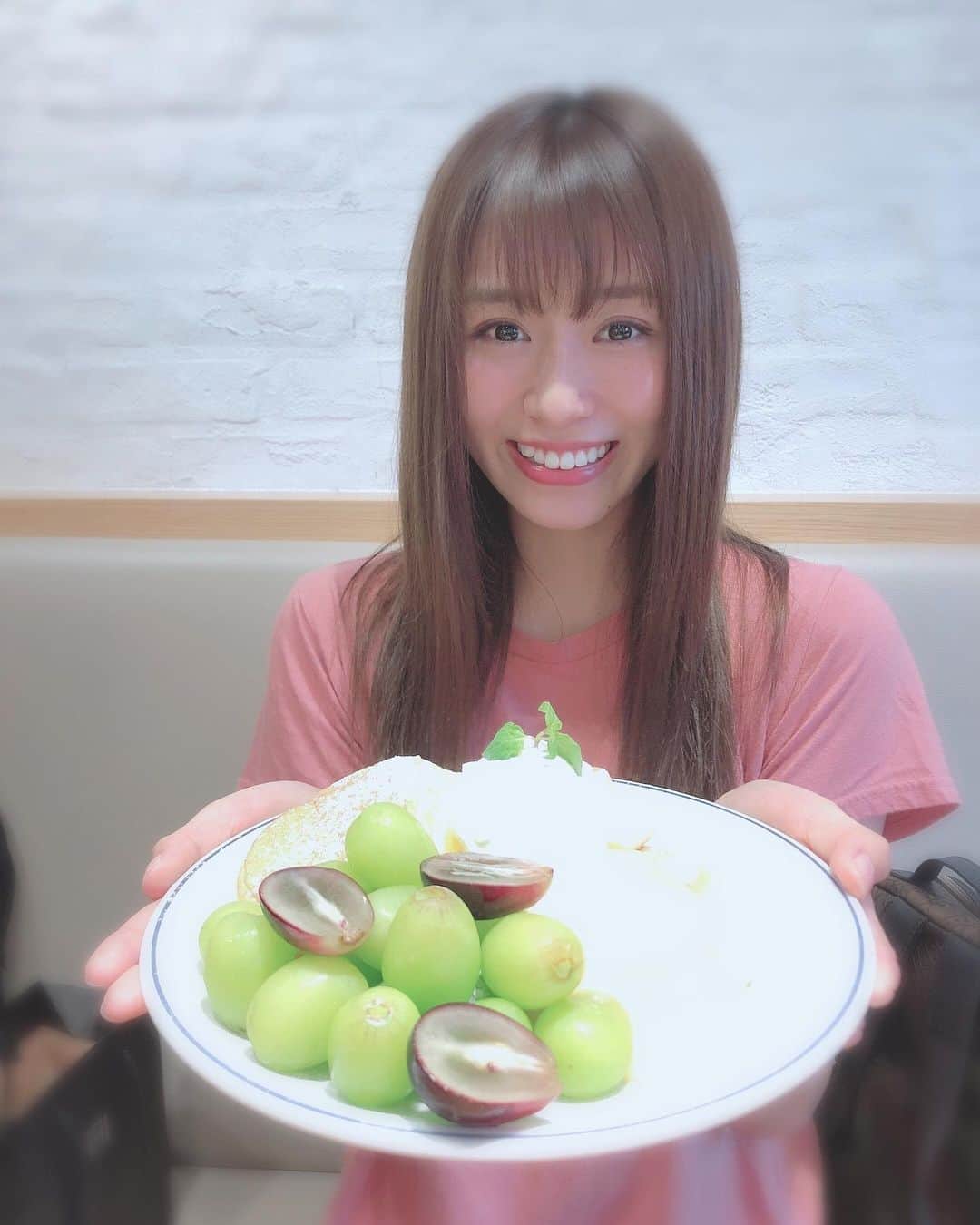 内木志のインスタグラム：「めっちゃ嬉しそうやけど… パンケーキ🥞 反射しまくって見えない！🤣 原宿でパンケるしてきました( ✌︎'ω')✌︎ パンケるって何？← #パンケーキ #🥞 #パンケーキ食べたい #パンケる #原宿 #原宿カフェ」