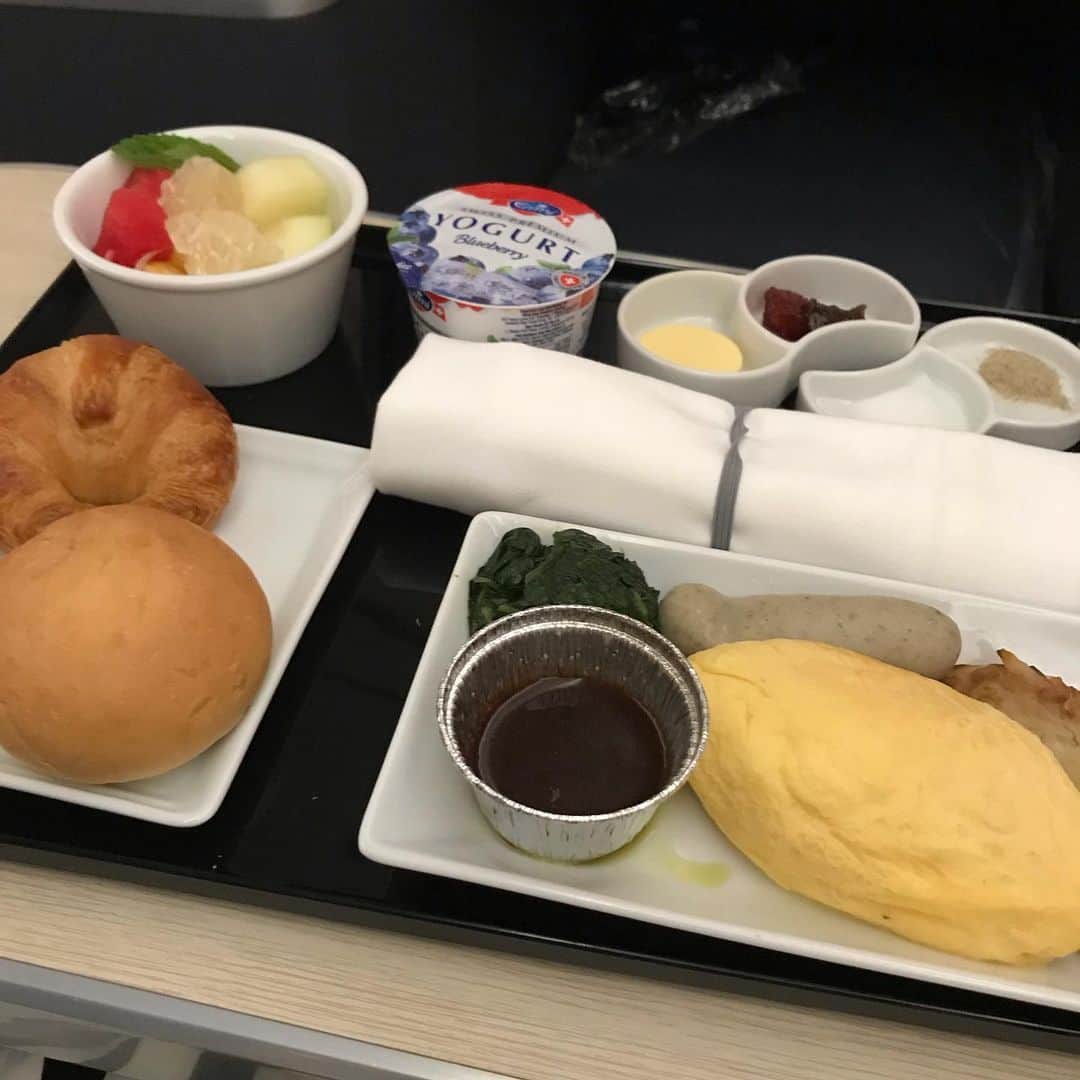 大西蘭のインスタグラム：「・ 一時帰国中です🇯🇵 ・ フライトは揺れも少なく快適✈️ ・ こぐまちゃんは画面を操作するボタンを触ったり、ナッツが入っていたカップで遊んだり、少し映画を見てみたり、お昼寝したりと、ずっとご機嫌でした🐻 ・ しかし、荷物をピックアップして、電車で帰ろうと空港内を歩いているとなんか様子がおかしい。 ・ 実は、帰国した日が台風の影響で成田空港が陸の孤島となった日だったんです。 ・ 最初は京成スカイライナーで帰ろうと行列に並んでいましたが、いつ再開するかも分からず、駅へ向かう通路は少し蒸し暑くて、このままこぐまちゃんを連れて待つのは厳しい。 ・ ３時間以上空港にいましたが、なんとかタクシーに乗り、高速は閉鎖されていたので遠回りをして下道でつくばエクスプレスの駅までいき、そこから電車で帰りました🚃 ・ かなり時間とお金はかかったけど、それでも家に帰って眠ることができて本当にホッとしました。 ・ 赤ちゃんを連れて空港で一晩を過ごすことにならなくて良かったです。 ・ 空港で一夜を過ごした方もたくさんいらっしゃったようで、本当にお疲れ様でした。 ・ ・ #一時帰国」