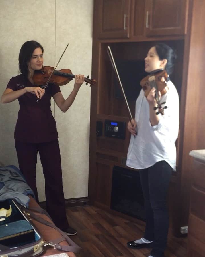 トーレイ・デヴィートのインスタグラム：「#TBT After not playing for almost a year and being asked to put something together in a week to play for an episode of @nbcchicagomed , whats every violinists go to?? Why, #Bach double of course ! • Does anyone remember what scene this is from in #chicagoMed ? Still one of my favorite episodes. • You can hear the perfectionist in me not being happy with my playing at the end. Sure it’s not perfect (especially the last 3 notes at the end 🥴) , but it’s a good reminder to not be so hard on yourself! Especially if you’re doing your best ! • If there are ways you think you’re being extra hard on yourself today, turn that criticism into something positive. Speak to yourself as you would your best friend today and see how that feels instead ! • I can’t tell you how many things my “perfectionism” has stopped me from doing out of fear of not being good enough. Get out there and be brave!  Life’s too short not to be!」