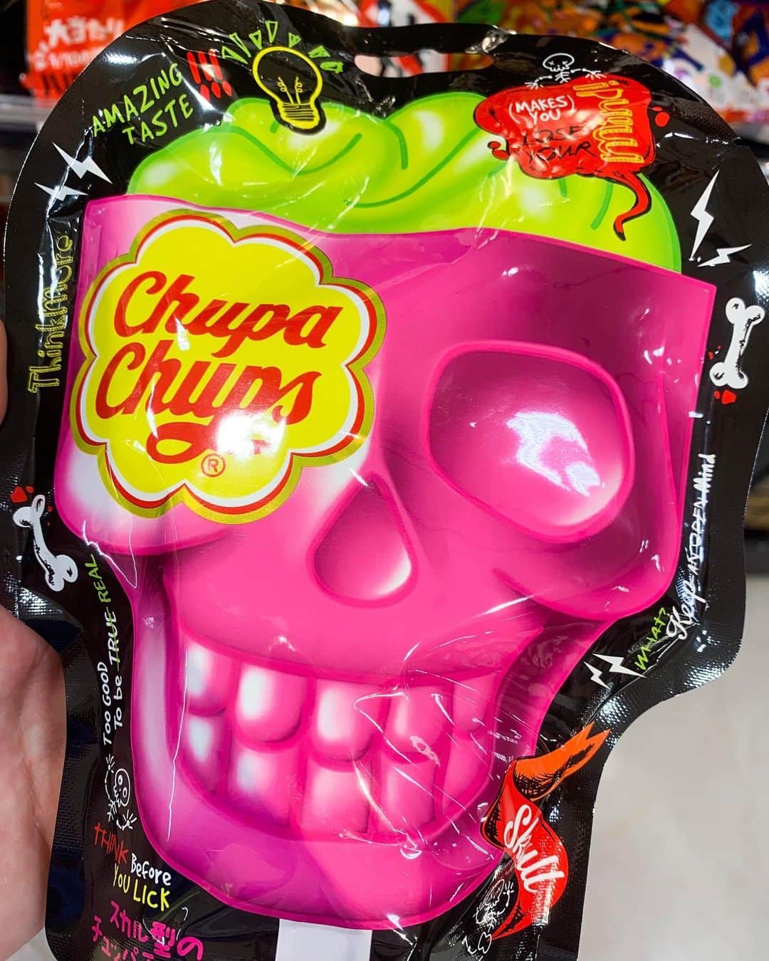 のインスタグラム：「‪思わずジャケ買い⁉️したスカル型のチュッパチャプス💀‬ ‪私の好きなピンクとグリーンの組み合わせ💖‬ ‪フレーバーはストロベリー&ライムだよ🍓🍋‬ ‪チュッパチャプスの中でもかなり好きな味🤤‬ ‪これを舐めながら、明日のKiss FM KOBE「4SEASONS」の準備をしています🍭‬ ‪昨日の雨でまた少し涼しくなったなぁ🌾‬」
