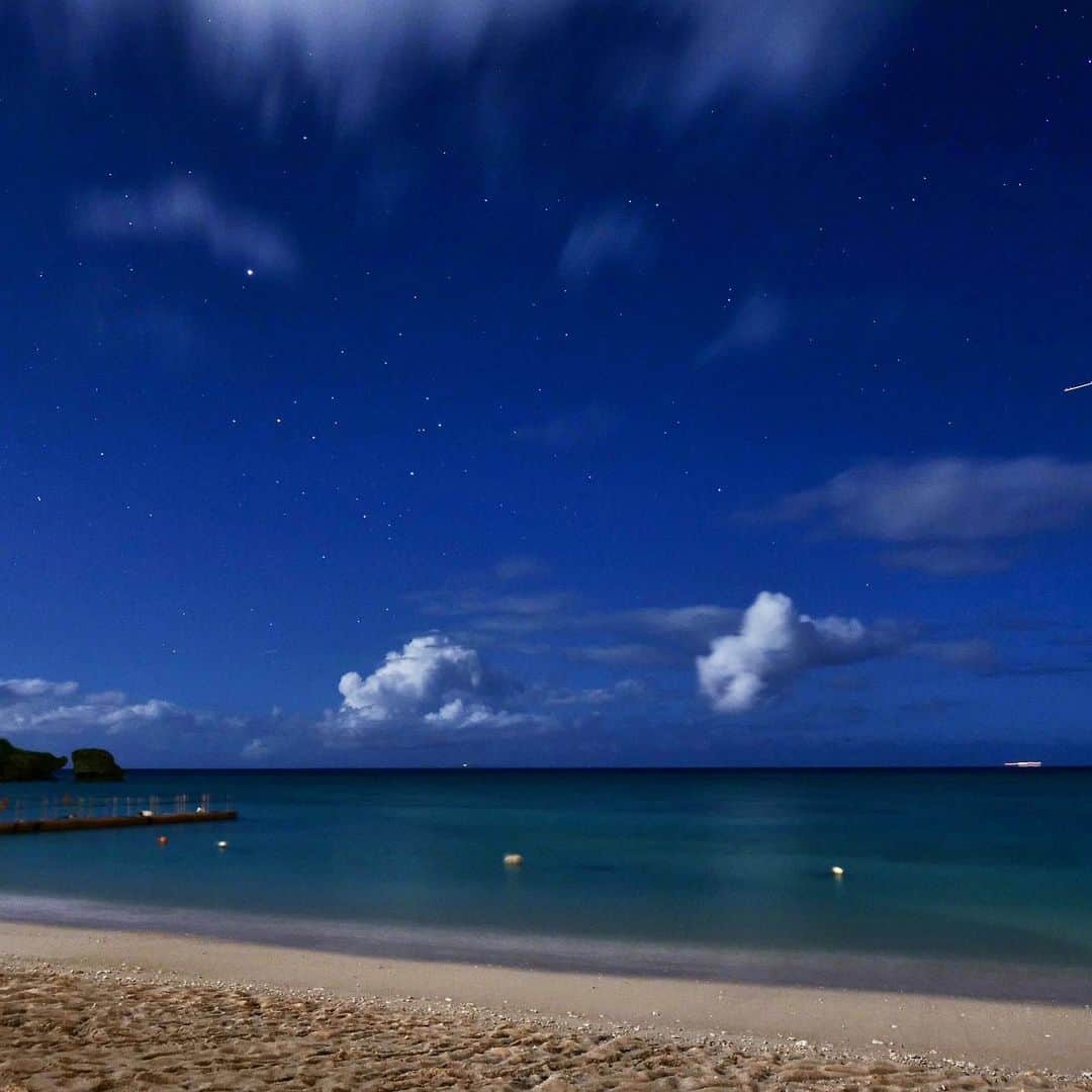 ホテル日航アリビラ 公式Instagramさんのインスタグラム写真 - (ホテル日航アリビラ 公式InstagramInstagram)「星に願いを。  #アリビラ #alivila  #沖縄 #okinawa  #ニライビーチ #星空 #月明かりの下で」9月12日 22時32分 - hotelnikkoalivila