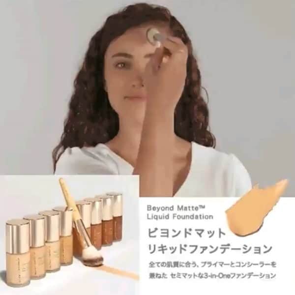 ジェーン・アイルデールのインスタグラム：「新登場の全ての肌質に合う、プライマーとコンシーラーを兼ねた セミマットな3-in-Oneファンデーション＜#ビヨンドマット  リキッドファンデーション＞. . 少量のファンデーションを顔の各部位につけて、あとはブラシでなじませるだけで4K放送対応のナチュラル美肌に☺️. . 薄づき派の方も、しっかりカバー派の方もお使いいただけます。. . 他のジェーン・アイルデール製品との相性もとても良いので、ぜひ組み合わせも楽しんでください！. . 今なら特に相性の良い＜#リキッドミネラル ＞とやわからい毛室が特徴の＜ブレンディング/コントゥワブラシ＞のお得なセットが【数量限定】で販売中です😉. .  シルキースキンキット （全7色）. http://mri-beautyshop.com/shopdetail/000000000486/」