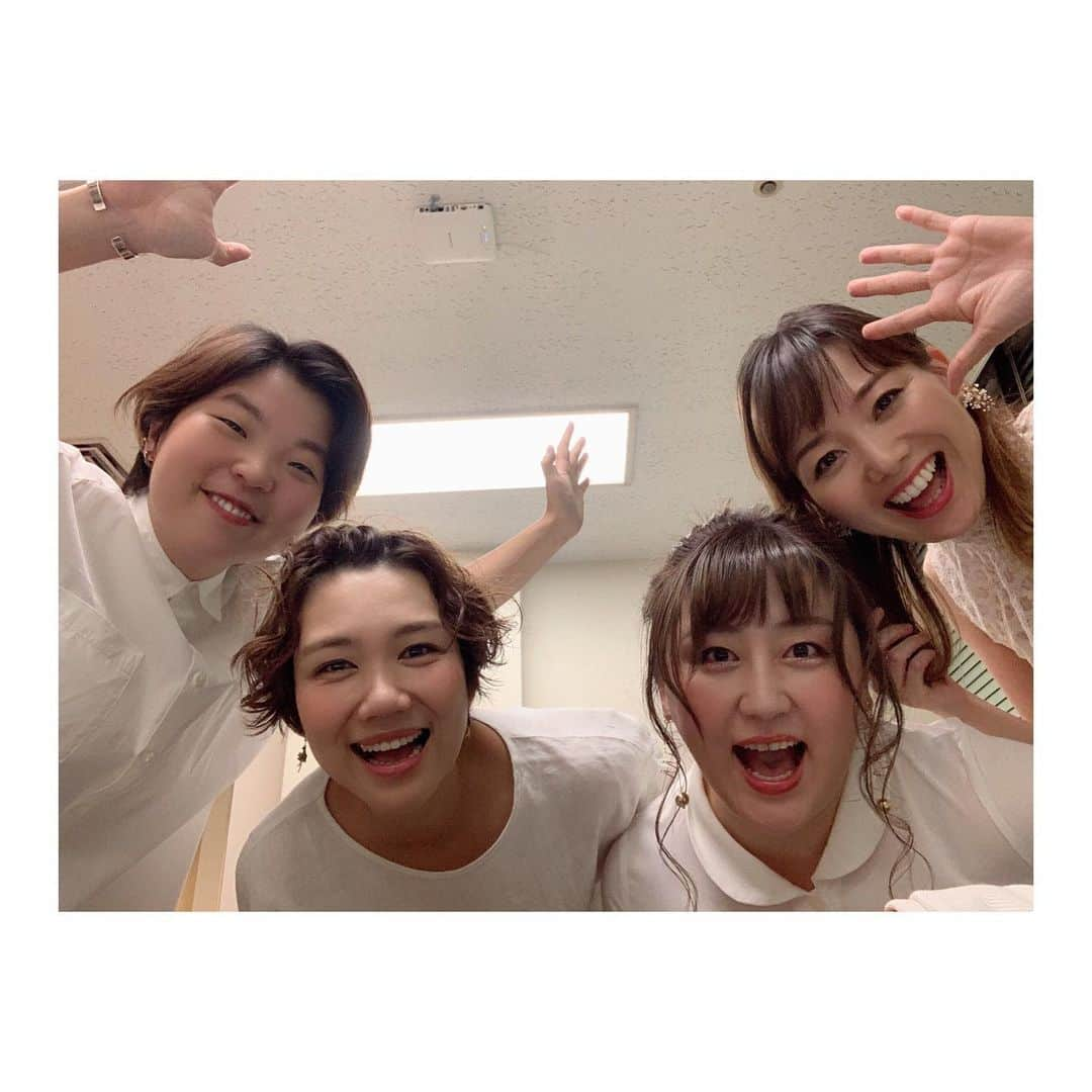 岡田梨沙さんのインスタグラム写真 - (岡田梨沙Instagram)「本日は女子バンド。 ＝LOVEの2周年記念ライブ at 中野サンプラザでした🙆‍♀️ アコースティックで数曲、かわいくってキュンキュンのメンバーの背中を見ながら、演奏できて光栄でした☺︎ 2周年、おめでとうございます🎉  バンマスの藍ちゃん、ありがとう！ 久しぶりのほのかちゃんと、よく知ってはいたけれどはじめてのけいちゃんと、楽屋からずっと楽しい1日でした☺︎ #イコラブ  #藤本藍 Key. #ひぐちけい Gt. #佐藤帆乃佳 Vn.」9月12日 22時44分 - risarisapurdie