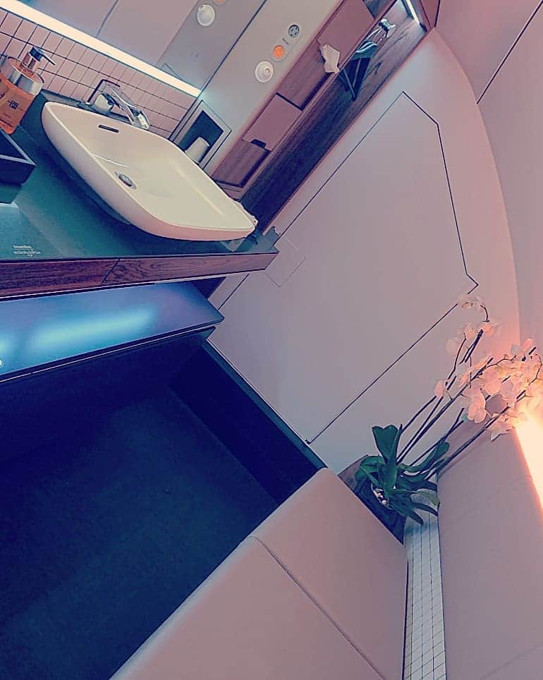 YuhKawasakiさんのインスタグラム写真 - (YuhKawasakiInstagram)「お気に入りのカタール航空のファーストクラス✈️ 飛行機の2階がファーストとビジネスになっていて、ラウンジがついてました🍸 せっかくなのでカクテル作ってもらいました✨ 牛乳どっかからもってきてもらった🐮 ファーストのトイレは部屋になってて便座がない💦 ソファーを上げたら便座がでてきた😲 . #4回目の世界一周 #ファーストクラスで世界一周 . #カタール航空 #ファーストクラス #世界一周航空券 #ワンワールド #中東 #飛行機撮ってる人と繋がりたい #firstclass #マイラー #旅 #海外旅行 #海外 #海外一人旅 #トランカー #旅スタグラム #旅スタグラマー #タビジョ #旅したくなるフォト #海外好きな人と繋がりたい #女一人旅  #旅行記録 #プロトラベラー #世界一周 #旅ガール  #飛行機 #飛行機好きな人と繋がりたい #中東一人旅 #女子旅 #バックパッカー じゃないよ」9月12日 22時46分 - yuhkawasaki