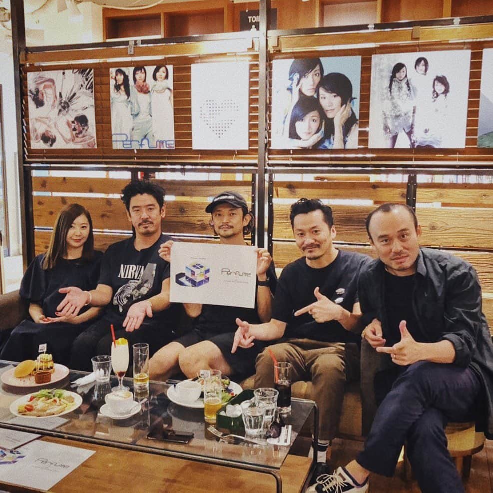 田中裕介のインスタグラム：「オフ会@Perfume CAFE #perfumecafe #パフューム」