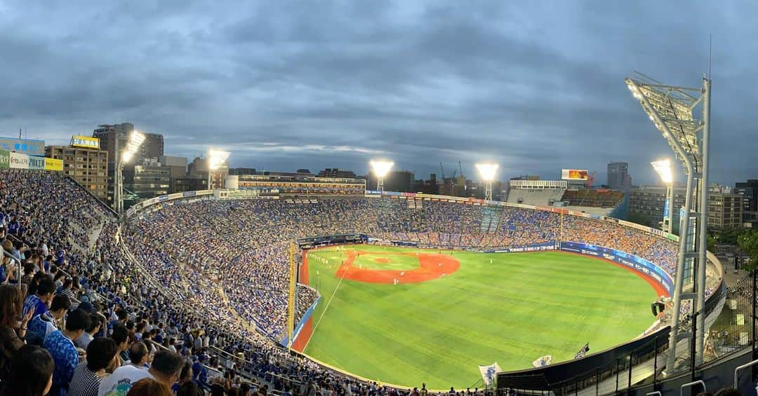 細田阿也さんのインスタグラム写真 - (細田阿也Instagram)「@tbsbaseball  #samuraibaseball  #サムライベースボール  @baystars_official  #横浜denaベイスターズ  @yomiuri.giants  #読売ジャイアンツ  #富山常備薬グループ #アルクール  市原さん より #奈良大和生薬 #奈良八味地黄丸錠 栗田社長  紳士なお二人より親切丁寧に ご紹介頂きました☺︎ 昨日今日と スタッフさんの至れり尽くせりの心配りに感謝です。  一瞬ではありましたが  #原点回帰 お声がけ頂けたこと  #BSTBS に出演できたこと  恩返ししたく務めさせて頂きました！！！ 久しぶりの#生中継 #生CM で気が張ってましたが  皆様に支えられましたよぉ。  #ハマスタ #ウィング席 の風も気持ちよく 一進一退の攻防 楽しかったです！！ #TBS #野球 #野球観戦 #baseball #ベイスターズ #巨人  #TBSスポーツ班 の皆様に育てて頂き今があります😊」9月12日 22時47分 - hosodaaya