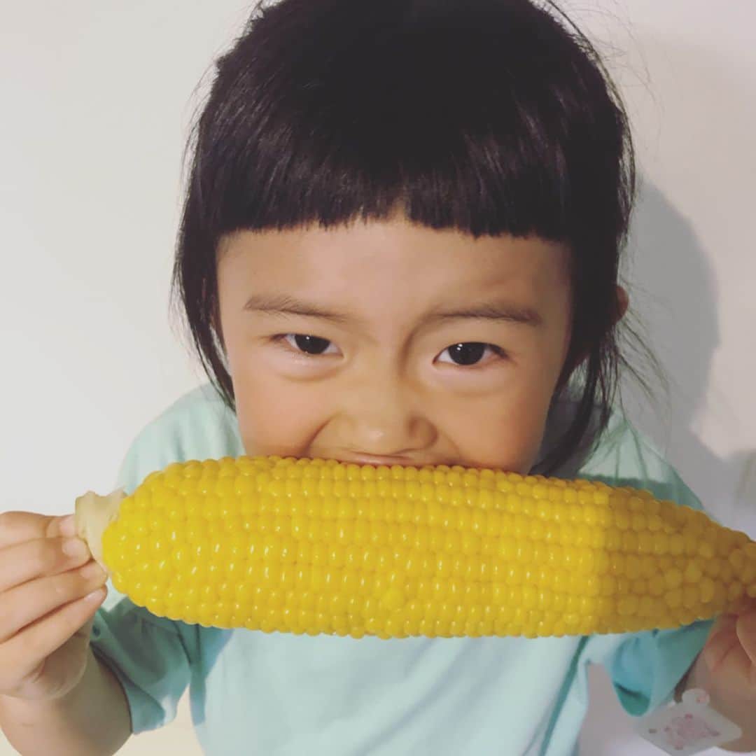 竹村真奈のインスタグラム：「シソンヌのじろうさんから地元・青森県弘前市で採れた甘くておいしい嶽きみをいただく。しかも連絡もらって10分後にじろうさんが茹でた嶽きみを、自宅まで届けてくれるというありがたすぎるサービス付き…🌽✨ たくさんいただいたので3日目は旦那が醤油とみりんと砂糖を混ぜたタレを塗り込んで焼き嶽きみ🤤🌽前は青森の林檎をくれたなあ。もう親戚のおじさんみたいだなあ。 #嶽きみ #だけきみ #4歳」