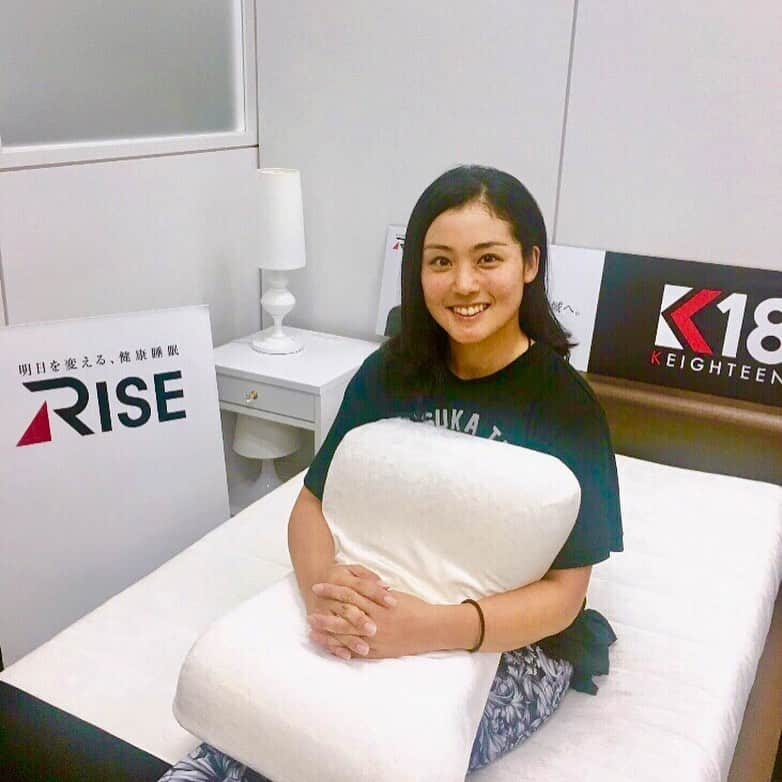 山村彩恵のインスタグラム：「先日、健康睡眠の「RISE」さんに お邪魔してきました！！！ 「RISE」さんでは高反発マットレスにこだわっており、高反発でも何種類ものマットレスを開発しています(^^) 高反発のメリットは、、 ・寝返りがうちやすい ・腰が沈まないから体圧が  分散される  よって、血流改善、体温調節、さらには骨のリセットとゆうメリットがあるみたいです！！！ 今まで睡眠に対してそんなに 考えていなかったけれど 今回、睡眠の重要性について とても勉強になりました✨  まず、そのためにはいい枕といいマットレスを使わなきゃですね！✨ いい品質を低価格で。  ぜひみなさん「RISE」さんの マットレス試してみてください(^^)！！ #riseマットレス  #最高のおはよう」