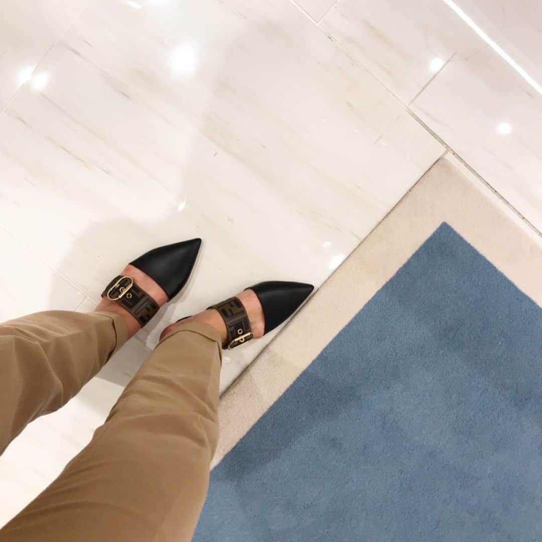 のインスタグラム：「伊勢丹新宿店のSHOEPHORIAのリニューアルイベントに参加させていただきました👠  それぞれのブランドの靴がズラーーーッとヒールからスニーカーまで5500足も並んでいる空間にいると、ワクワク🥺💕 ぺたんこのローファータイプの靴がだいすきなわたしはセミオーダーみたいに革を選べたり、こんなにいろんなブランドのぺたんこを見比べて履き比べてが一箇所でできることに感動！！！ 長く履けるものを選ぶようにしてるんだけど、今回伊勢丹新宿店に導入されてる計測機械の上に立つと、ものの数秒で足のサイズや形を計測してくれて、自分にぴったりの一足に出会えるんだって！ 以前よりもたっくさんの靴の中から選べて、しかも自分にぴったりなシンデレラシューズがラクチンに手に入れられると嬉しいね🥰  そして、普段はぺたんこでも時々華奢なヒールを履いてお洒落をするとき、女性に生まれてきてよかったって気持ちにもなるよね♡ ルブタンのデザイナーは、華奢なヒールで支えられる女性の姿が素敵だからと、デザイン性の高いシューズを沢山排出してきたんだって👠 でも、現代の自立した女性のために今は歩きやすさも重視したデザインの靴も沢山出てるみたい。  ここのSHOEPHORIAはそれぞれのブランドの店舗や伊勢丹内のブランドのコーナーよりも、靴のプロがいる場所なのでいろんな靴に対する悩みや、お気に入りの一足が見つかるはず！！！ ぜひいってみてね🌹  @isetanshoes  #PR #isetan  #isetanshinjyuku #shoephoria #伊勢丹 #伊勢丹新宿店 #新宿伊勢丹 #isetanshoes #足元倶楽部 #あしもとくらぶ #靴 #シューフォリア #FENDI #UGG #ChristianLouboutin」