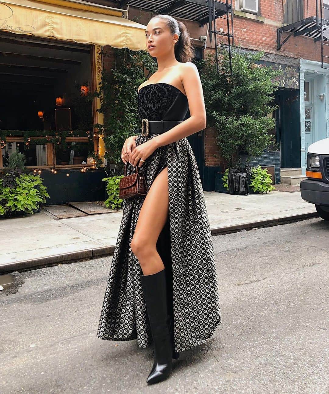 シャニーナ・シャイクのインスタグラム：「My favorite look during #nyfw by @etro  Styled by @danixmichelle」