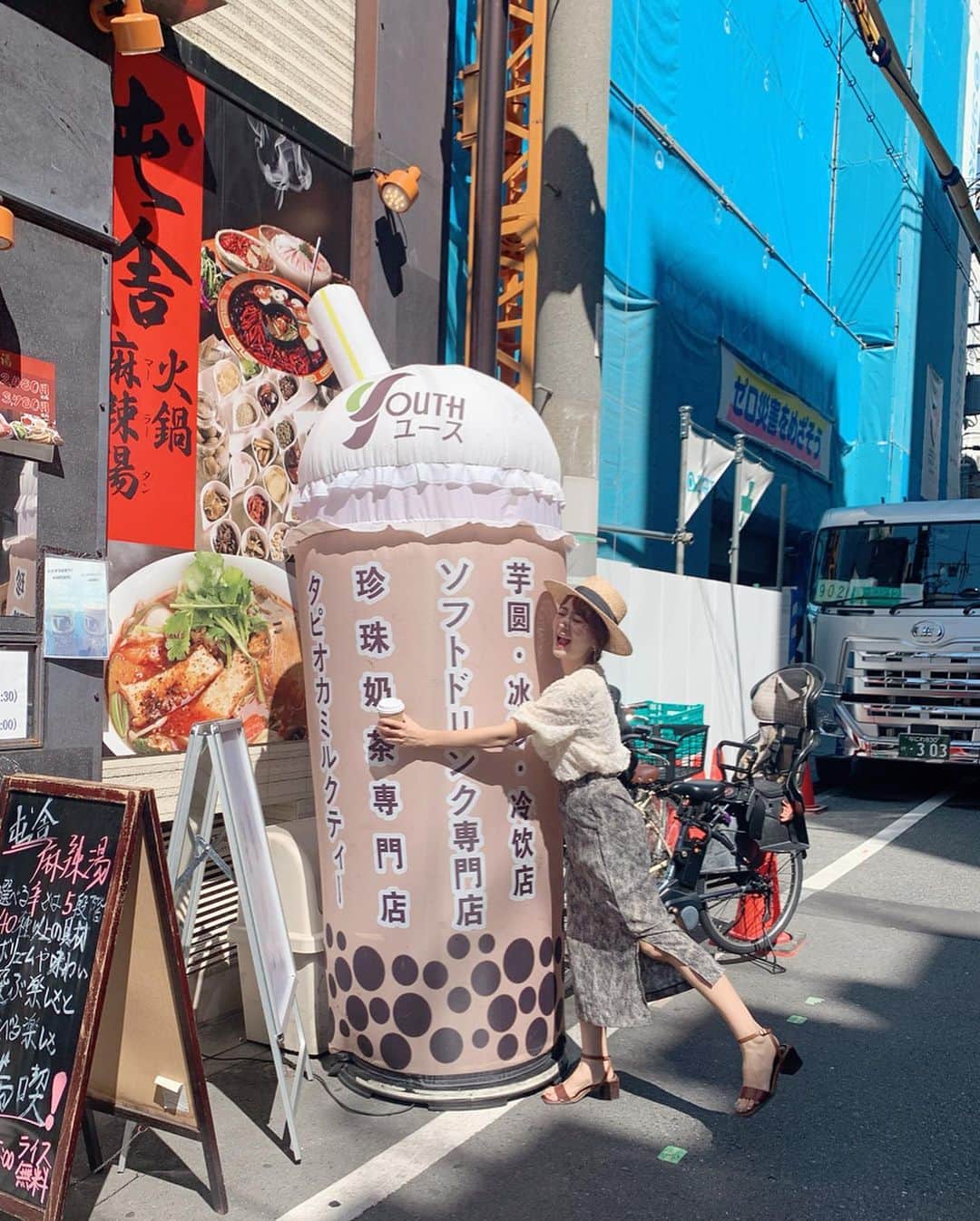 郭圈圈さんのインスタグラム写真 - (郭圈圈Instagram)「在大阪第二天第1⃣️站的行程就是到 #黑門市場 吃一波😍這次是我第二次來，印象中2年前第一次來的時候覺得好像沒什麼好吃，這次來發現⋯捨得花錢的話好吃的東西可多著呢😂😂 - 超濃豆漿、海膽壽司、龍蝦🦞、超好喝的現榨蘋果汁、水梨汁、生河豚🐡、生魚片蓋飯、鮭魚生魚片、炙燒壽司🍣、超大超甜¥1500葡萄🍇、超飽滿生蠔、涼拌醃小卷⋯🤤🤤🤤 - 還在雜貨店買了陶瓷刀、刨刀，還有一間內衣褲店挖到寶～我爸媽買到超便宜好穿的內衣跟上衣（我爸的上衣一件台幣60超誇張😂） . 總結最愛的是轉角的生魚片/蓋飯店🍣🥰 . . . 上衣、裙子現貨 @marumaru_lea_official -  也跟大家分享這件超值特價款唷😍 上衣原價$720 🌈：黑、白 現在特價任選2件$999🥳🥳🥳 任選3件直接免運🎉 - 首圖身上的裙子是秋天新款 有做彈性 但只能穿到M 🇰🇷S3.動物紋過膝裙$980 版型很好看材質很舒服 現貨供應中📢 - 這件真的很好搭  當時因為斷貨了跟廠商訂做了一大批 現在才還有現貨😍 有喜歡可以直接蝦皮下單：helloiamlea 也可以私訊ig匯款填單唷☺️ . . . .  #黑門三平#黑門市場🐙🐟🐚🍣🍢#osaka#osakajapan#20190903#kuromonmarket#kuromon#黒門#黒門市場#大阪旅遊#osakatrip#leainosaka#lea_japan#大阪#大阪必吃#大阪必去」9月12日 23時17分 - helloiamlea