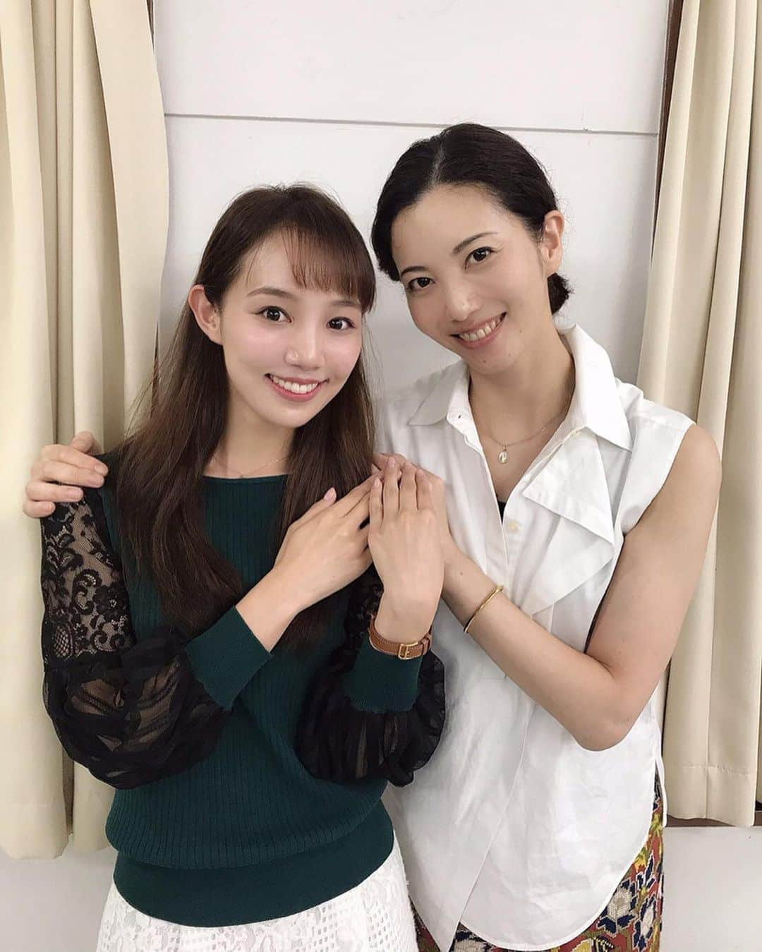 咲妃みゆさんのインスタグラム写真 - (咲妃みゆInstagram)「朗読劇「逃げるは恥だが役に立つ」📙💕﻿ お稽古が始まりました☺️﻿ ワクワクしています！﻿ なるほど、朗読劇だとこういう風になるんだなぁーと✨﻿ ﻿ この物語に初めて触れるという方にも、原作漫画やテレビドラマをご覧になったことがあるという方にも、きっとお楽しみ頂けるのではないかなと感じています😊﻿ ﻿ 10月3日に向けて、共演者の皆さまと心を通わせ合いながら全力でお稽古に挑みたいと思います！﻿ ﻿ お稽古終わりに #壮一帆 さんと…💕﻿ ２枚目は、突如“照れ”に襲われて挙動不審になる私…。\(//∇//)\💦﻿ 歌劇団卒業後、初めて共演させて頂きます。再び壮さんとお芝居させて頂ける日が来ようとは…嬉しくて仕方がありません😭今回、壮さんと私は親戚同士という役どころです✨この喜びをパワーに、大切に勤めさせて頂きます！﻿ ﻿ 劇場でお待ちしております…😌❤️﻿ ﻿ #逃げるは恥だが役に立つ﻿ #朗読劇#恋を読む﻿ #土屋百合 役の#壮一帆 さん✨﻿ #素晴らしい先輩 ✨﻿ ﻿ 改めまして…﻿ #森山みくり 役の#咲妃みゆ です‼︎笑﻿ #頑張ります ‼️﻿」9月12日 23時15分 - miyusakihi