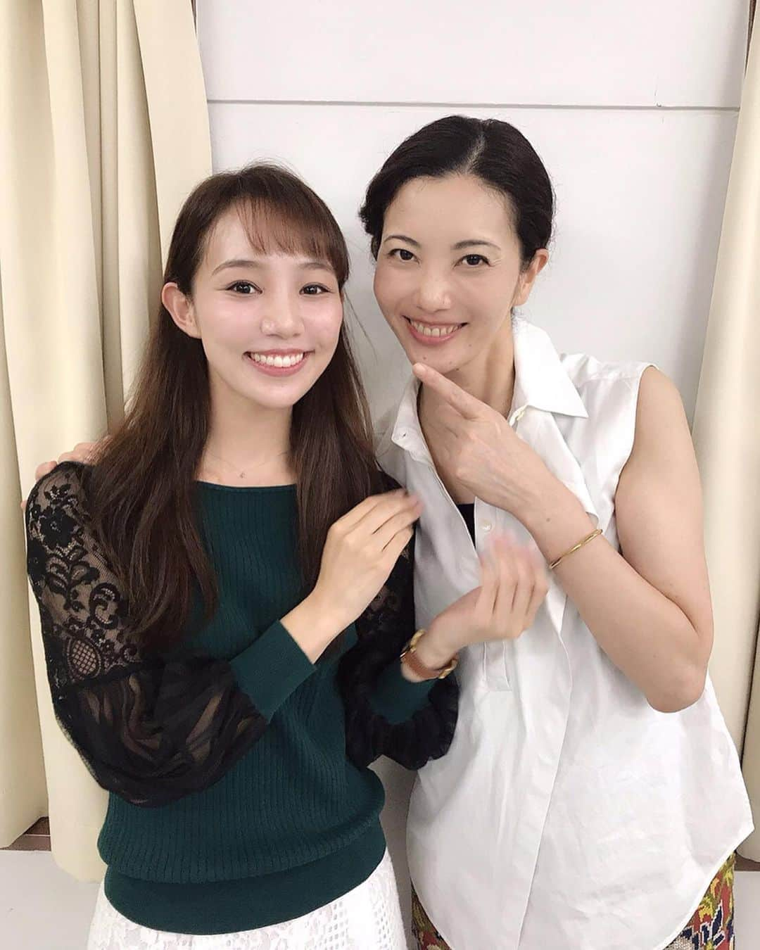 咲妃みゆさんのインスタグラム写真 - (咲妃みゆInstagram)「朗読劇「逃げるは恥だが役に立つ」📙💕﻿ お稽古が始まりました☺️﻿ ワクワクしています！﻿ なるほど、朗読劇だとこういう風になるんだなぁーと✨﻿ ﻿ この物語に初めて触れるという方にも、原作漫画やテレビドラマをご覧になったことがあるという方にも、きっとお楽しみ頂けるのではないかなと感じています😊﻿ ﻿ 10月3日に向けて、共演者の皆さまと心を通わせ合いながら全力でお稽古に挑みたいと思います！﻿ ﻿ お稽古終わりに #壮一帆 さんと…💕﻿ ２枚目は、突如“照れ”に襲われて挙動不審になる私…。\(//∇//)\💦﻿ 歌劇団卒業後、初めて共演させて頂きます。再び壮さんとお芝居させて頂ける日が来ようとは…嬉しくて仕方がありません😭今回、壮さんと私は親戚同士という役どころです✨この喜びをパワーに、大切に勤めさせて頂きます！﻿ ﻿ 劇場でお待ちしております…😌❤️﻿ ﻿ #逃げるは恥だが役に立つ﻿ #朗読劇#恋を読む﻿ #土屋百合 役の#壮一帆 さん✨﻿ #素晴らしい先輩 ✨﻿ ﻿ 改めまして…﻿ #森山みくり 役の#咲妃みゆ です‼︎笑﻿ #頑張ります ‼️﻿」9月12日 23時15分 - miyusakihi