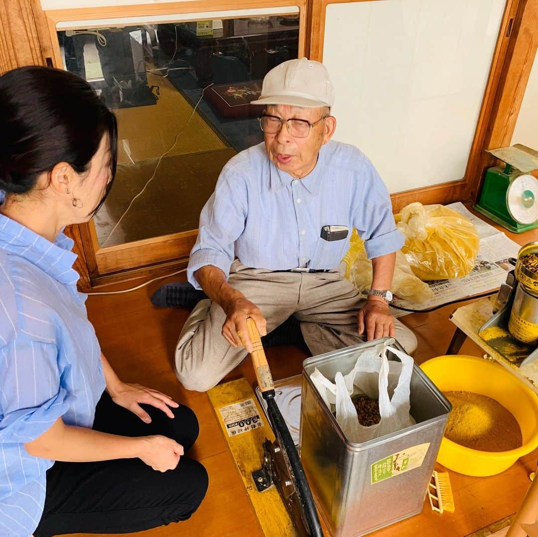 一条もんこさんのインスタグラム写真 - (一条もんこInstagram)「新潟をカレー県に。  三条市下田の、 ウコン職人の山崎さんが実際にウコンを加工しているところを見学させてもらいました。 私がインドで見てきたものとは遥かに違うスパイスの世界がここにはありました。  そしてウコン畑に行き、秋ウコンの花に出会えました。春ウコンと秋ウコンは葉裏の手触りで分別します。  ウコンにも様々ありますが、 この下田産のウコンの独特な苦味と香りを生かした新しいスパイスカレーをイメージしています。 #カレー#curry#スパイス#スパイス探しの旅#三条市#下田#ウコン#ウコン栽培#春ウコン#秋ウコン#生産地#地産地消#ウコンの花#黄金の粉#新潟をカレー県に#一条もんこ」9月12日 23時27分 - monko1215