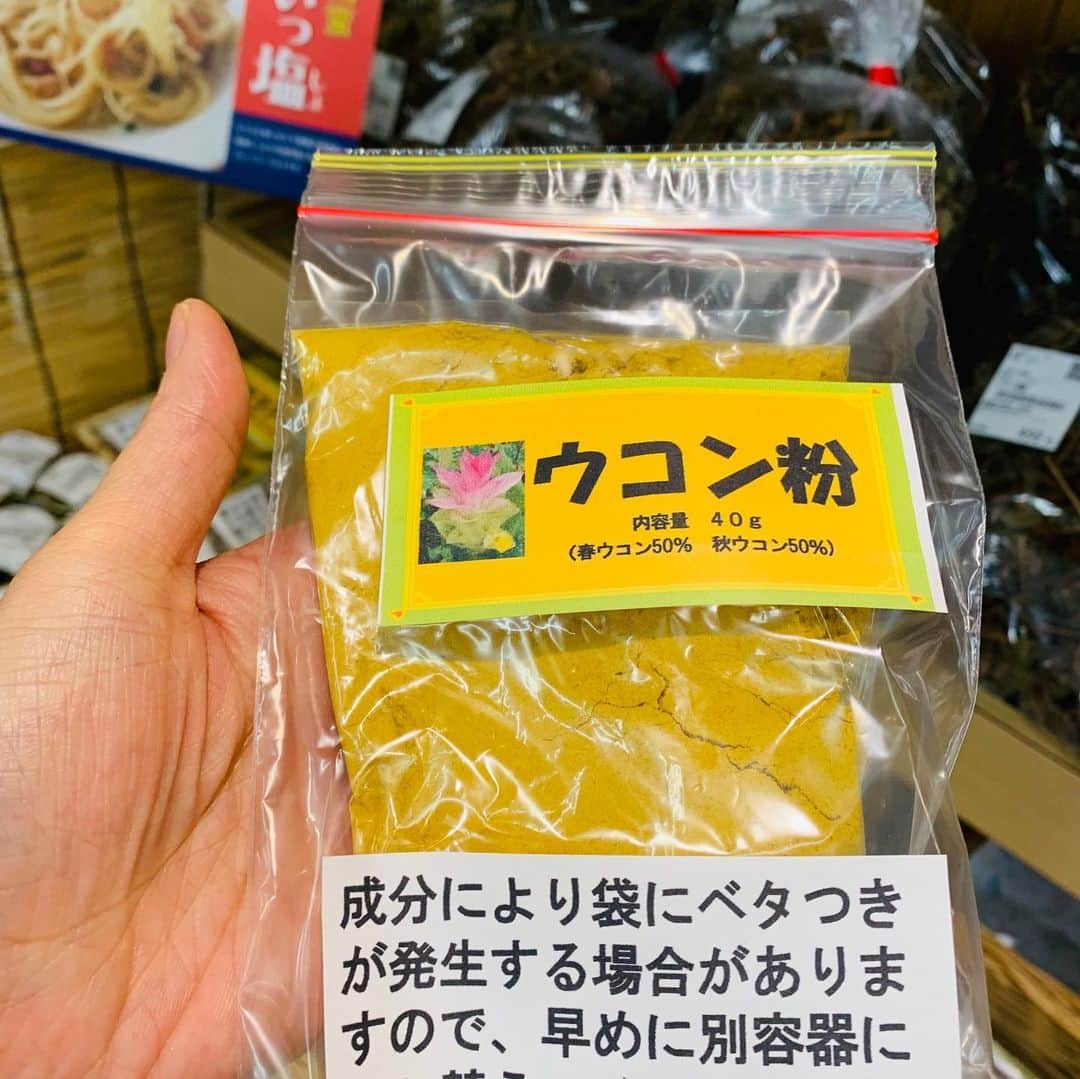 一条もんこさんのインスタグラム写真 - (一条もんこInstagram)「新潟をカレー県に。  三条市下田の、 ウコン職人の山崎さんが実際にウコンを加工しているところを見学させてもらいました。 私がインドで見てきたものとは遥かに違うスパイスの世界がここにはありました。  そしてウコン畑に行き、秋ウコンの花に出会えました。春ウコンと秋ウコンは葉裏の手触りで分別します。  ウコンにも様々ありますが、 この下田産のウコンの独特な苦味と香りを生かした新しいスパイスカレーをイメージしています。 #カレー#curry#スパイス#スパイス探しの旅#三条市#下田#ウコン#ウコン栽培#春ウコン#秋ウコン#生産地#地産地消#ウコンの花#黄金の粉#新潟をカレー県に#一条もんこ」9月12日 23時27分 - monko1215