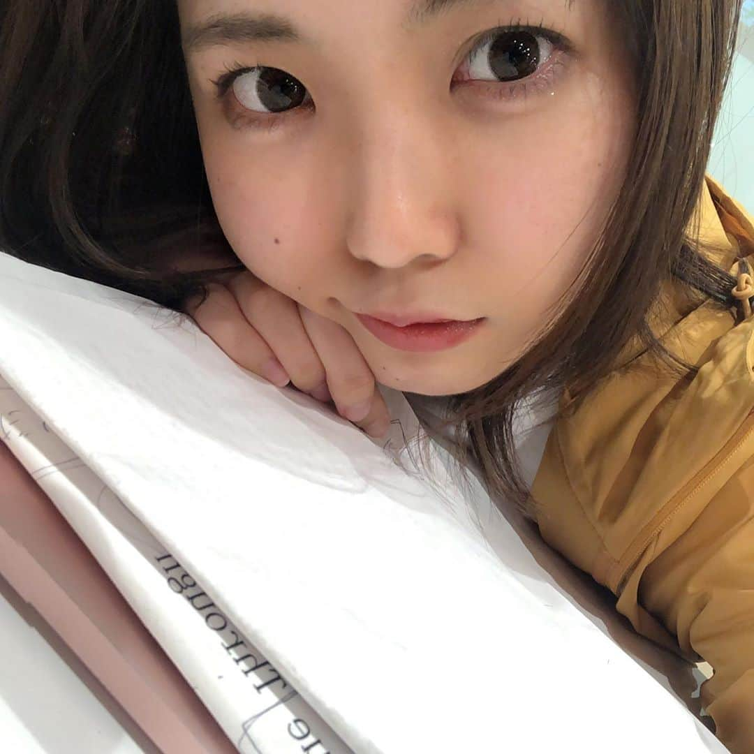 戸田真琴さんのインスタグラム写真 - (戸田真琴Instagram)「映画のための打ち合わせロケハン打ち合わせリハ打ち合わせたまに本作り×2、の、水面下ターンな毎日です。どれも結果や作品自体を届けられるまでに時間がかかるものだから、いろいろ内心肩身狭い思いや申し訳ない思いもあるけれど、そういう消費スピードすらガン無視で納得いくもん作りたいよなあ。別に死んでから評価されるのでもそれはそれでかっこいいのでアリとして、強く生きてます。みにくいアヒルの子なので… 化粧等死ぬほど盛れてないけど今のお仕事してなければ特に美に執着とかないのでこんなもんです。ナチュラル〜🌱」9月12日 23時27分 - toda_makoto