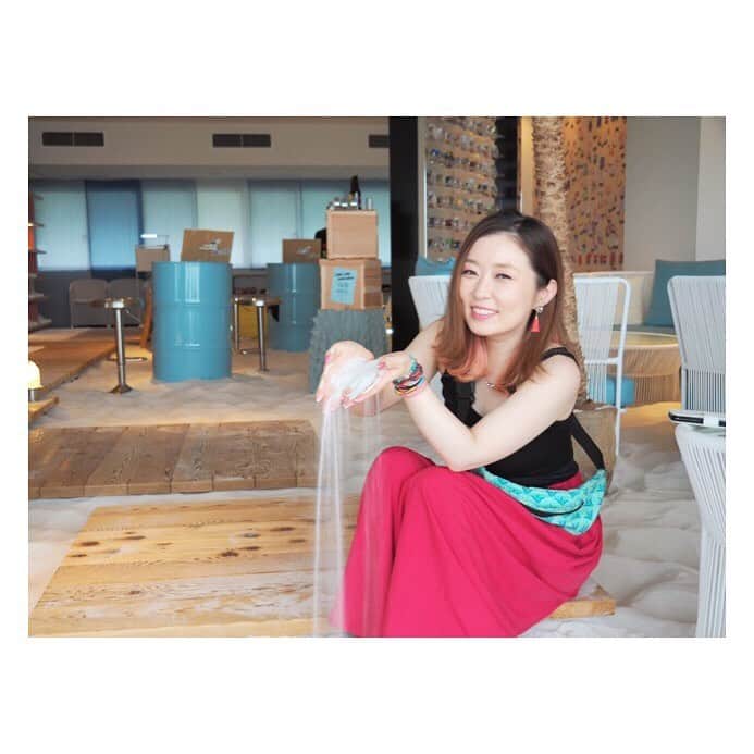 荒牧陽子のインスタグラム：「2019.7  温泉行ってきた④﻿ ┈︎┈︎┈︎┈︎┈︎┈︎┈︎┈︎┈︎┈︎┈︎┈﻿ 皆さんもう忘れていると思いますが…﻿ まだ続きがあった旅写真﻿ なんてことない写真のラストです。﻿ ﻿ 久々に 何も考えずのんびりできて﻿ パワー注入出来ました✩⋆｡˚﻿ ﻿ お仕事では色んな場所に行かせてもらうけど﻿ やはり気分はお仕事モードなので﻿ なかなか遊びには切り替えられない性格です。﻿ ﻿ てか、この写真﻿ すっごく昔の話な気がする😂💦﻿ ﻿ なんともドタバタな夏秋です。﻿ ┈︎┈︎┈︎┈︎┈︎┈︎┈︎┈︎┈︎┈︎┈︎┈﻿ #荒牧陽子﻿ #涼しくなったね﻿ #すでに寒く感じる私は冬が恐怖です﻿ #電車で風邪引くかと思ったよ﻿」