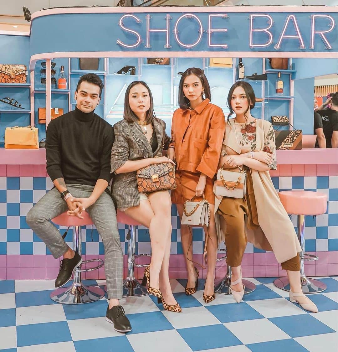 ALDO shoesさんのインスタグラム写真 - (ALDO shoesInstagram)「You can sit with us. Catch the Aldo Retro Club pop up experience at Grand Indonesia East Mall. #AldoCrew #AldoIndonesia」9月12日 23時32分 - aldo_shoes