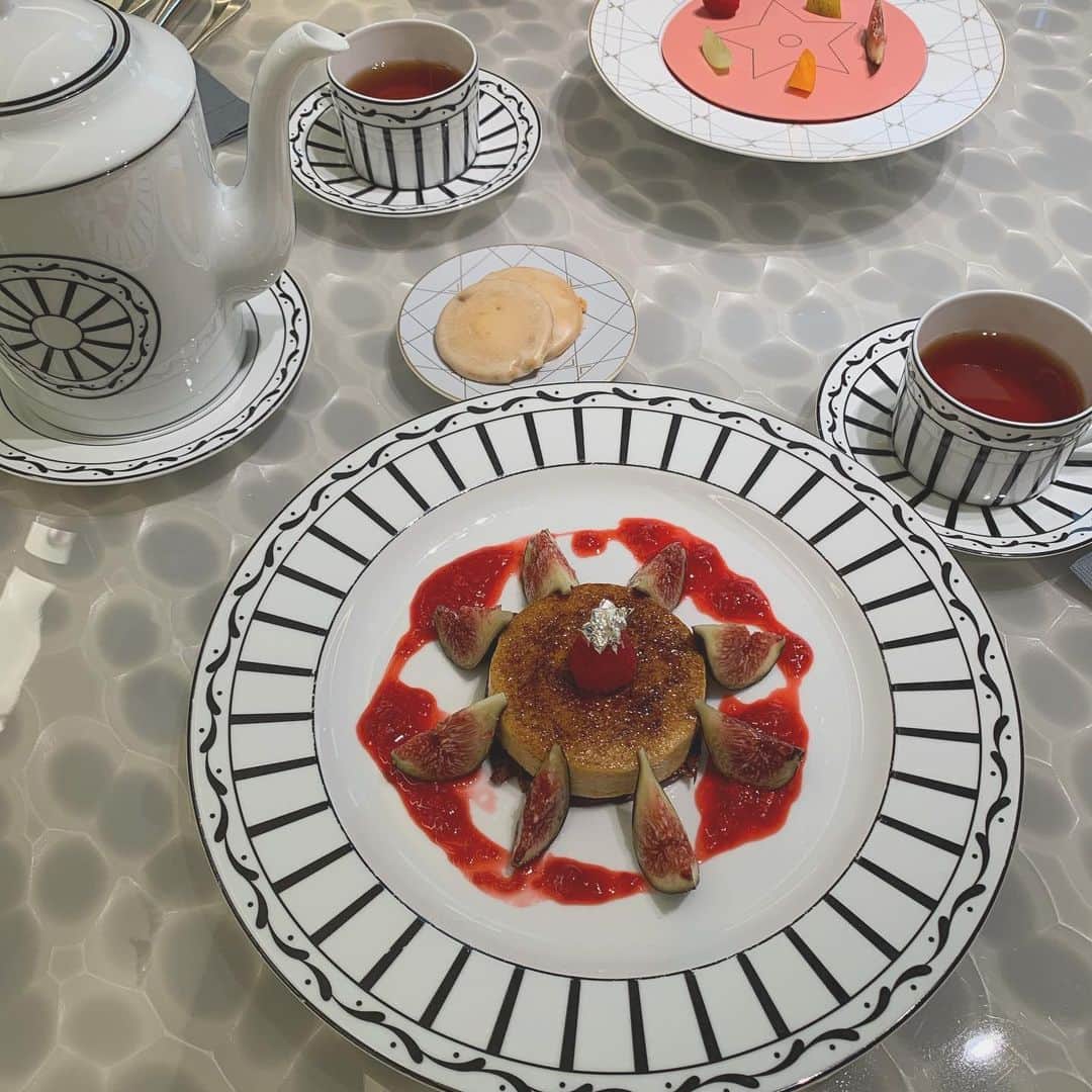 Tomomi Teradaさんのインスタグラム写真 - (Tomomi TeradaInstagram)「無花果のシブースト…♡ わたしの友人は、カードキャプターさくらちゃんの魔法陣みたいなの食べてた☺️🌸 *  #tomomisteatime #cafedior #cafediorbypierreherme」9月12日 23時42分 - tomomi_mermaid
