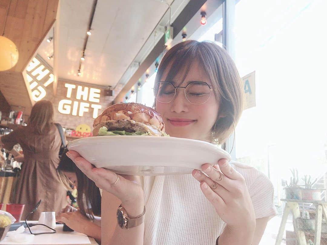 橘花凛さんのインスタグラム写真 - (橘花凛Instagram)「久しぶりにハンバーガーというものを食べました🍔 おいしかったなぁ。 秋といえば月見バーガーも食べたいなぁ。」9月12日 23時36分 - rintakahashi0809